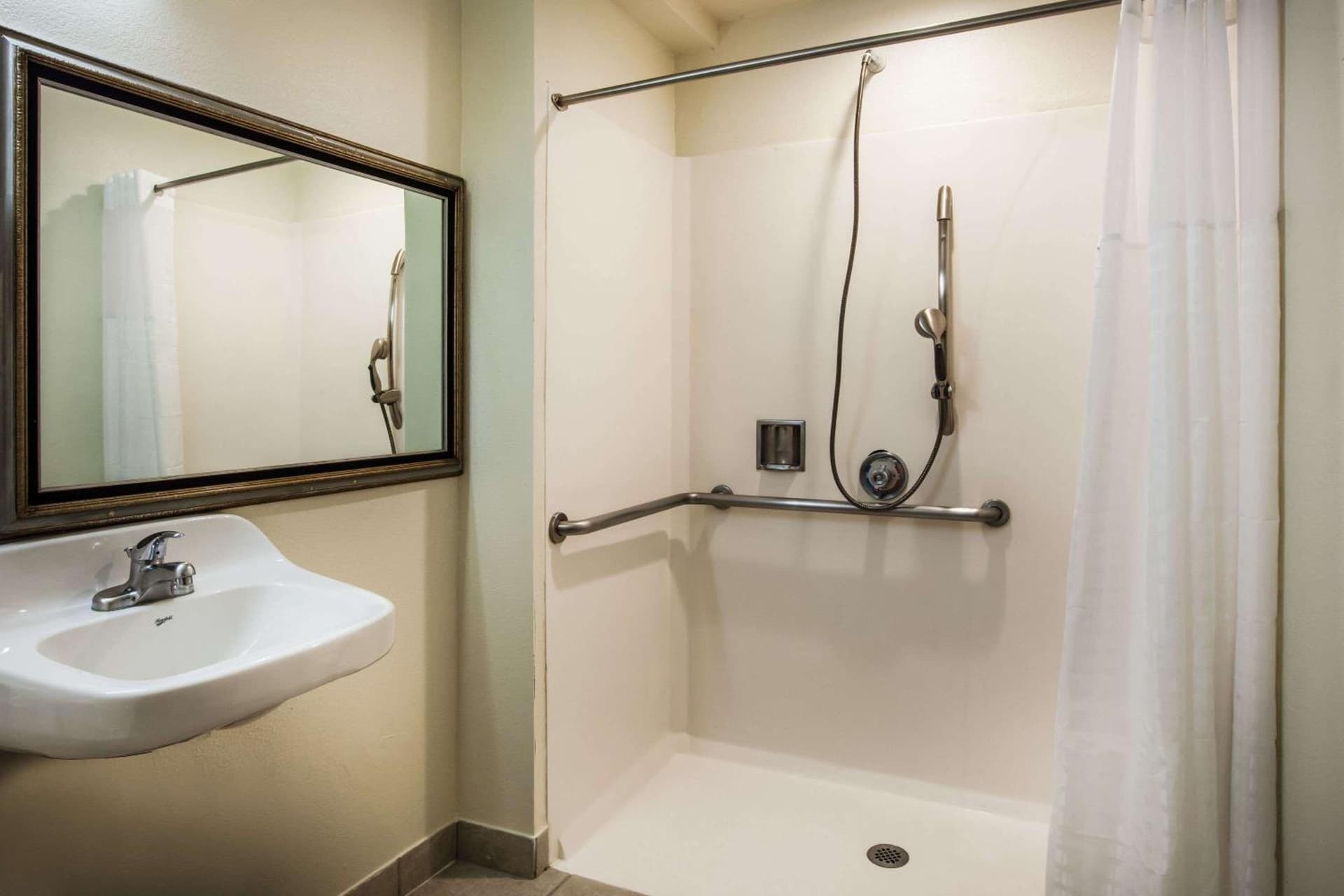 Days Inn & Suites by Wyndham Antioch gallery photo in Antioch, CA — image 15