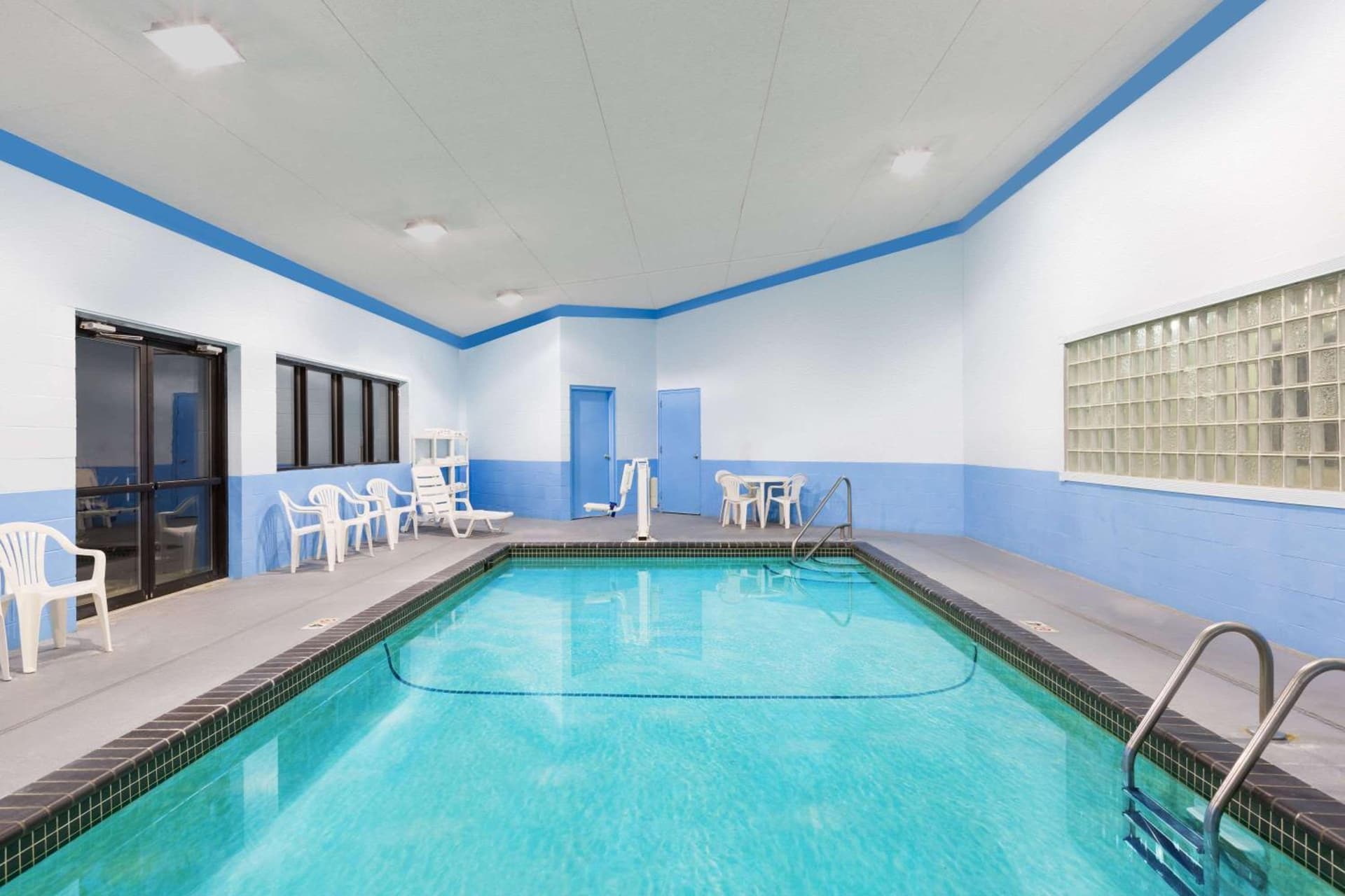 Days Inn & Suites by Wyndham Des Moines Airport interior in Des Moines, IA — gallery photo 2