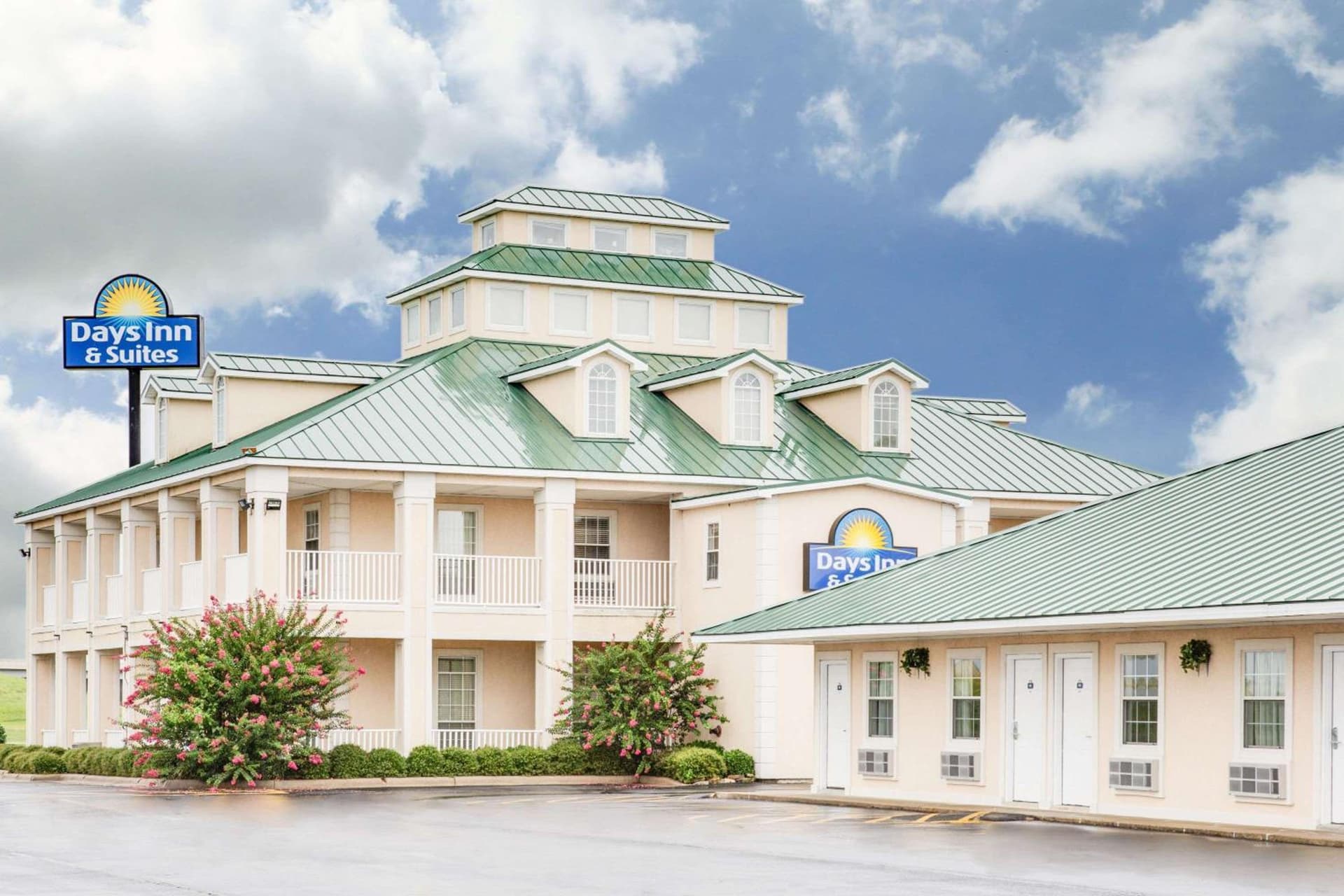 Days Inn by Wyndham Trumann AR interior in Trumann, AR — gallery photo 2