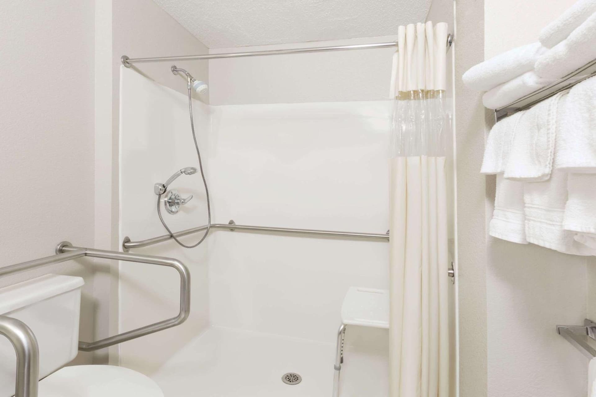 Days Inn & Suites by Wyndham Des Moines Airport gallery photo in Des Moines, IA — image 38
