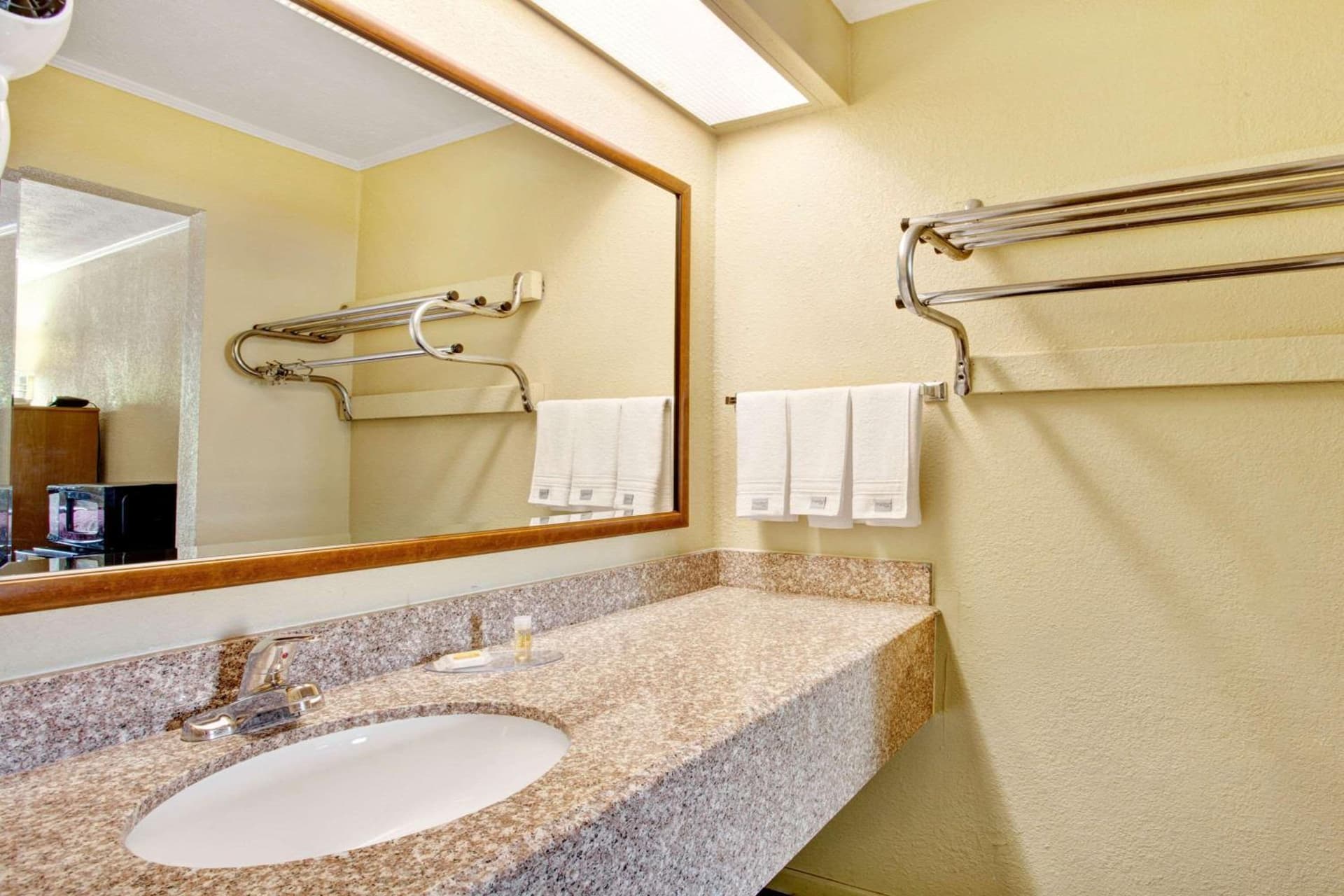 Days Inn by Wyndham Knoxville West gallery photo in Knoxville, TN — image 5