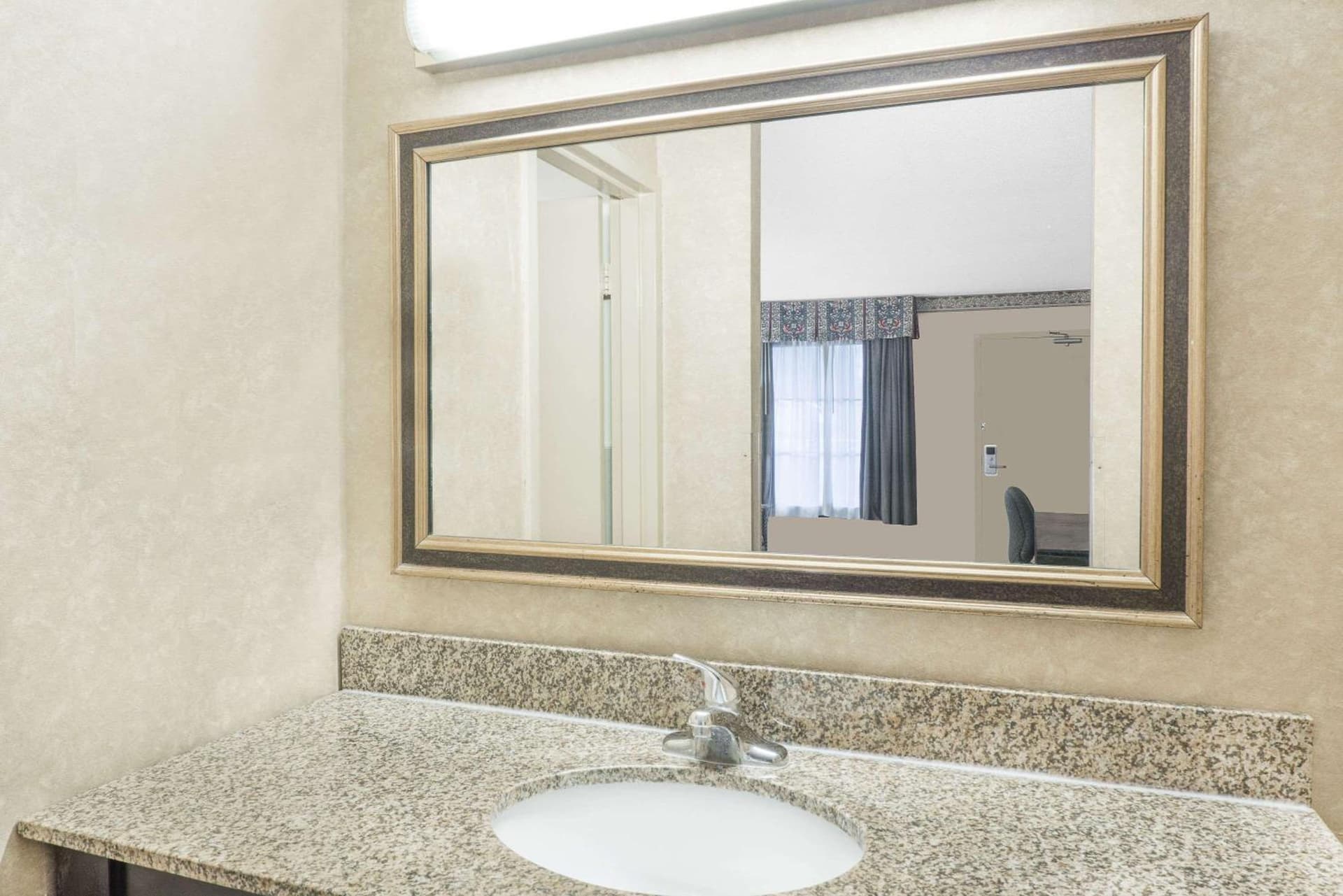 Days Inn & Suites by Wyndham York gallery photo in York, PA — image 17