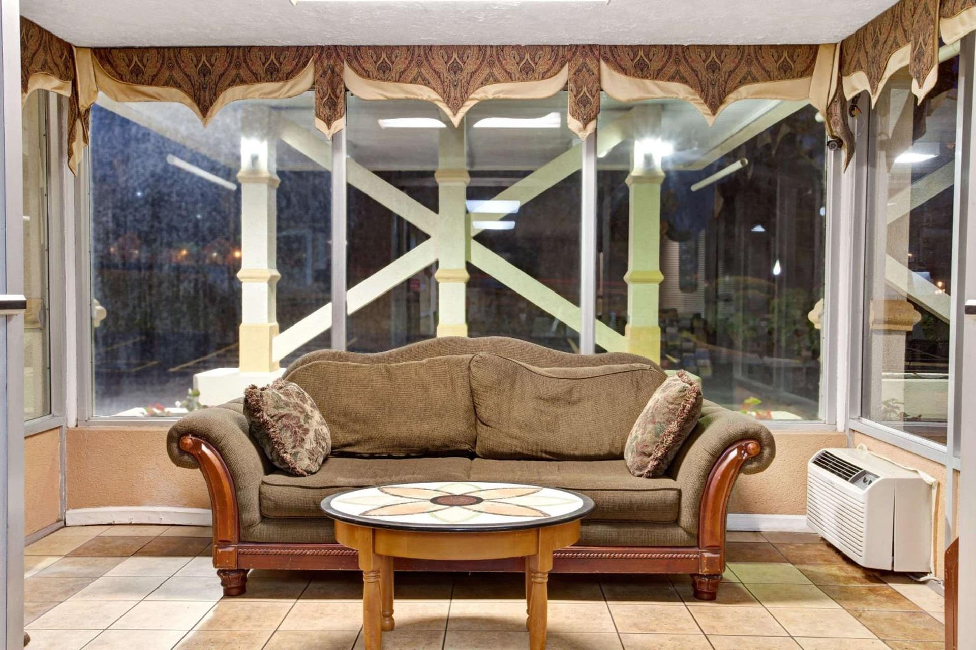 Days Inn by Wyndham Knoxville West interior in Knoxville, TN — gallery photo 2
