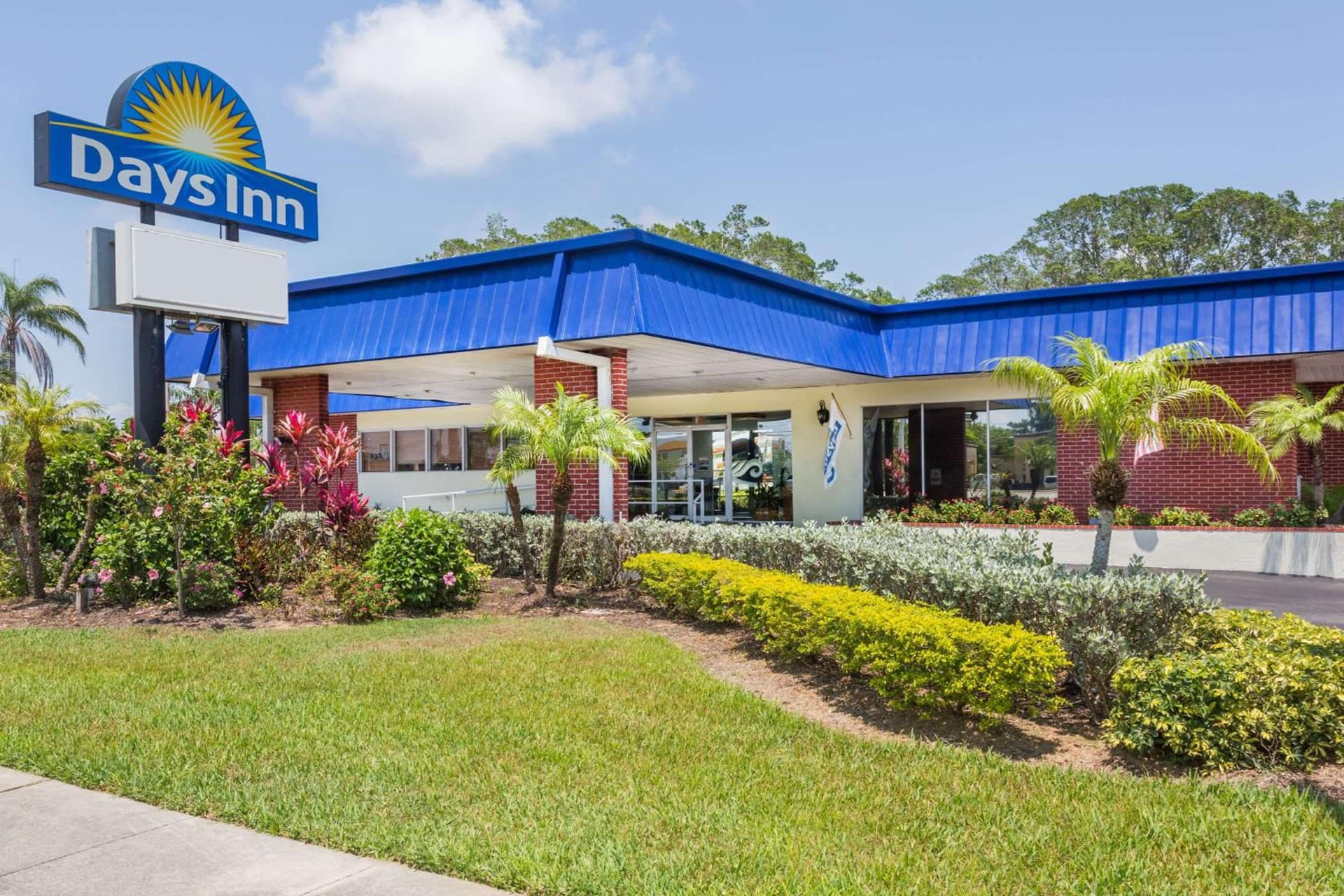 Days Inn by Wyndham Fort Myers Springs Resort interior in Estero, FL — gallery photo 2
