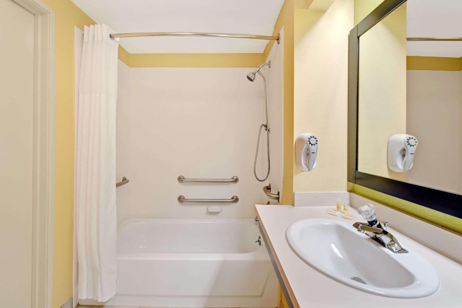Days Inn & Suites by Wyndham DeSoto gallery photo in DeSoto, TX — image 10