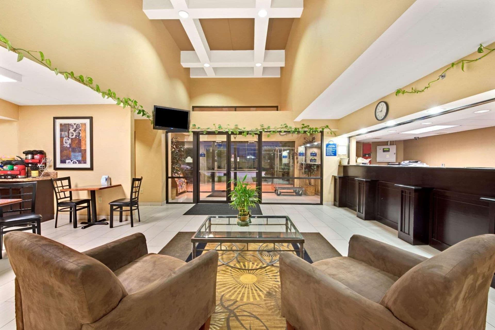 Days Inn & Suites by Wyndham DeSoto property views in DeSoto, TX — gallery photo 3
