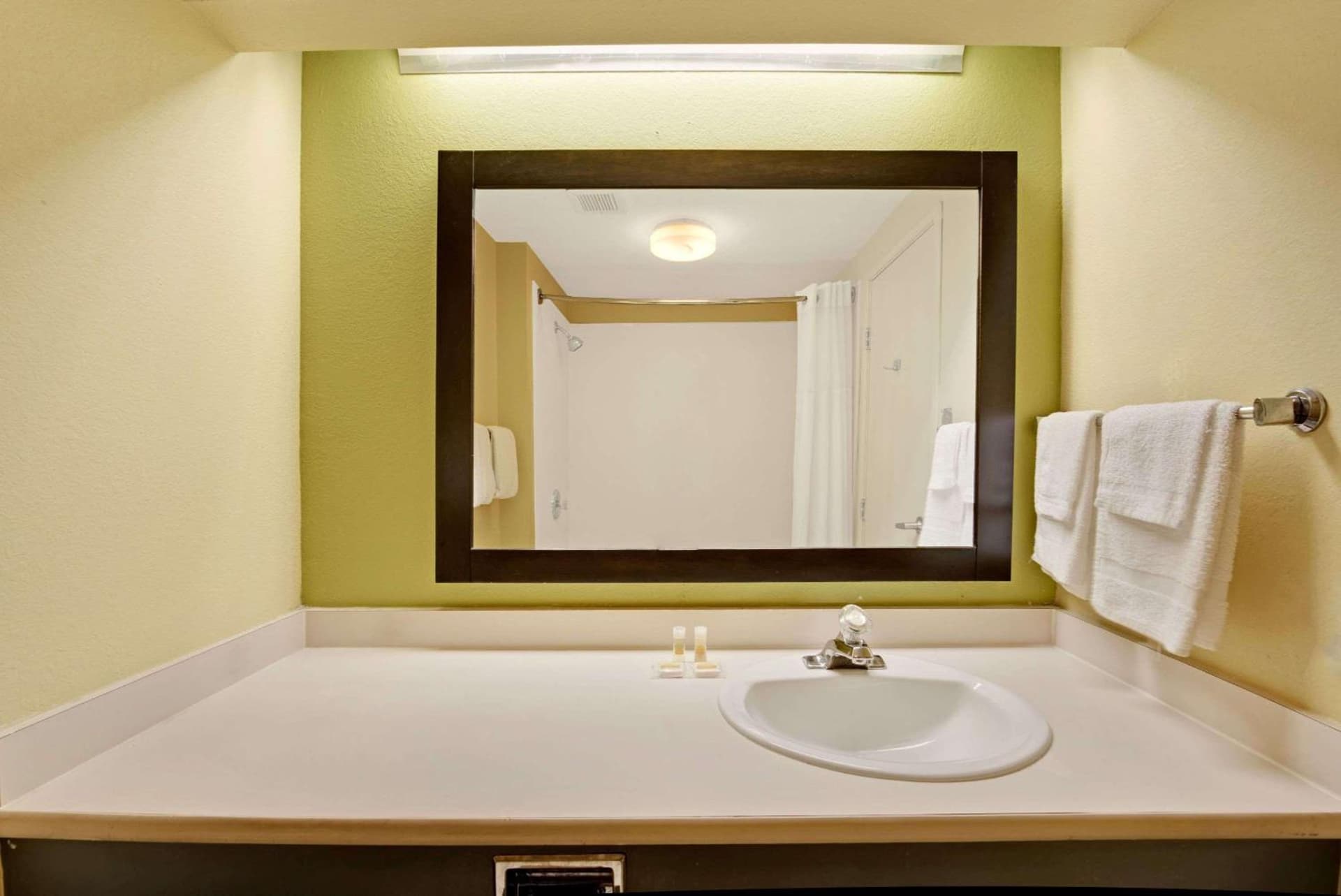 Days Inn & Suites by Wyndham DeSoto gallery photo in DeSoto, TX — image 11
