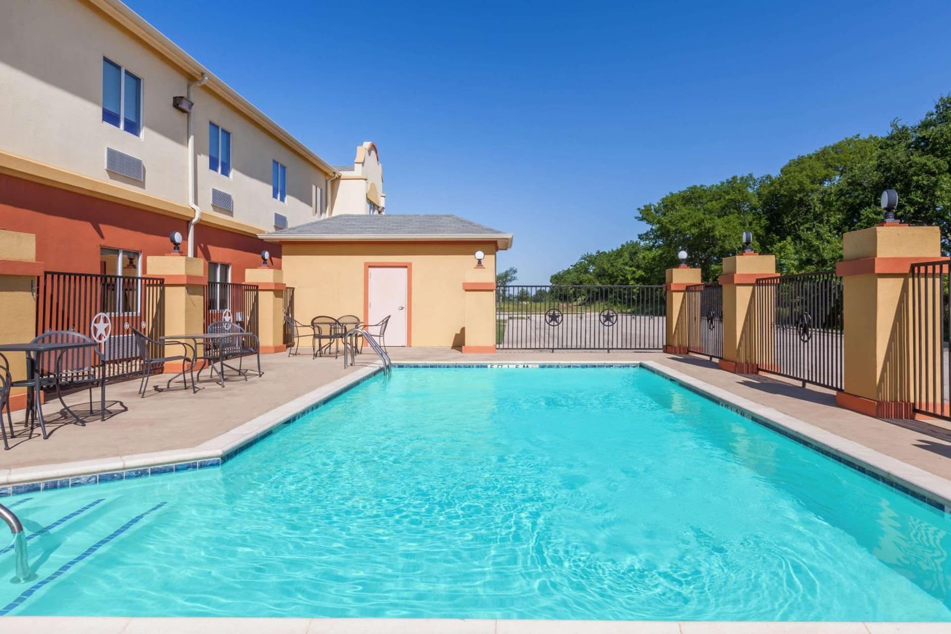 Days Inn & Suites by Wyndham Marquez property views in Marquez, TX — gallery photo 3