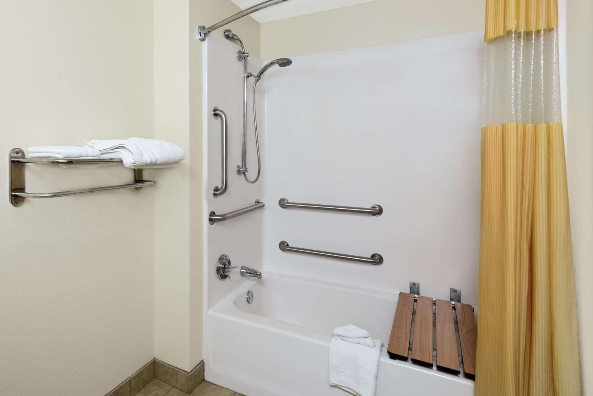 Days Inn by Wyndham Geneva/Finger Lakes property views in Geneva, NY — gallery photo 3