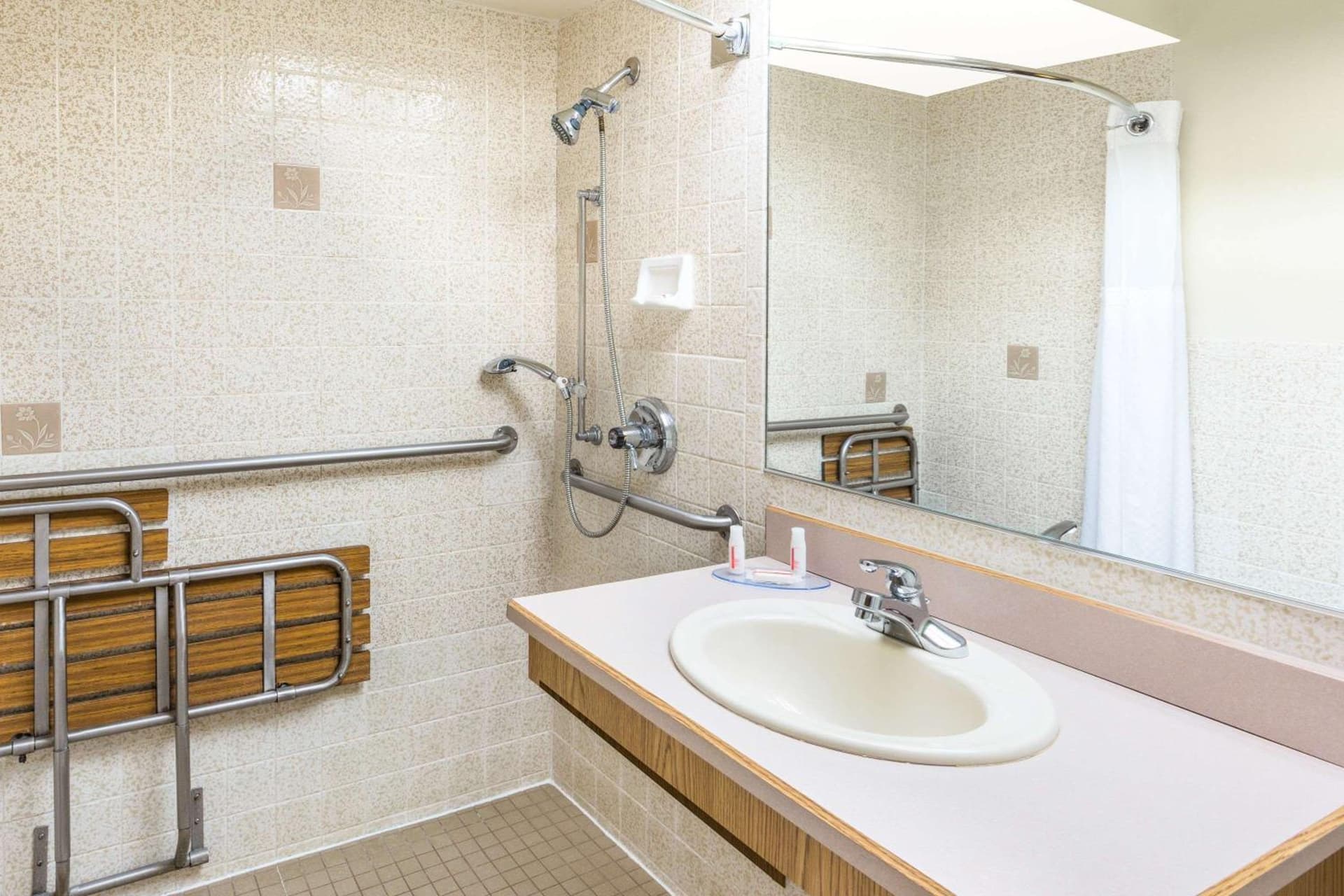 Days Inn by Wyndham Black Bear gallery photo in Salem, OR — image 14