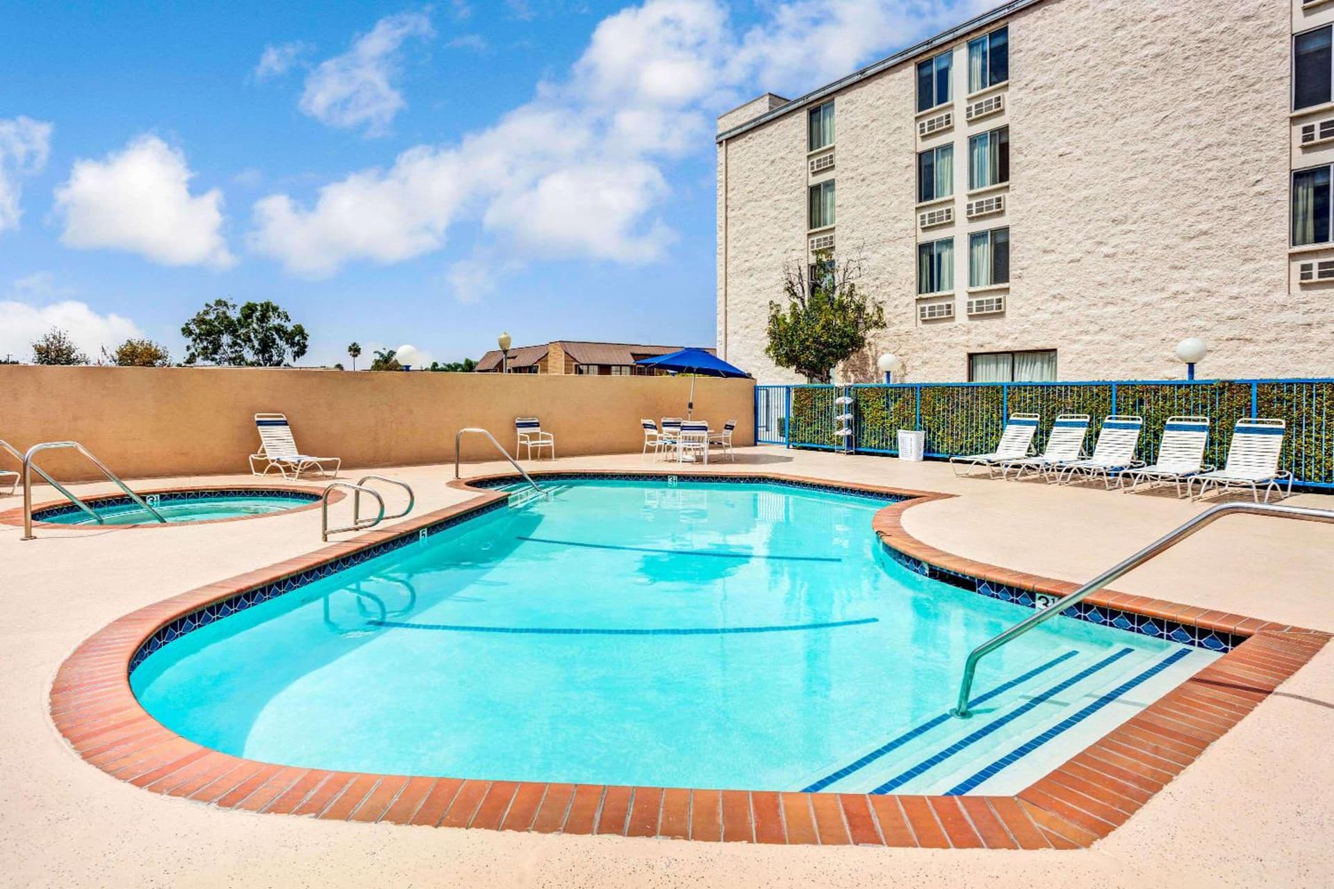 Days Inn & Suites by Wyndham Fullerton gallery photo in Fullerton, CA — image 4