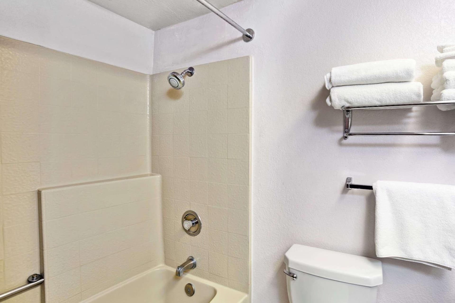 Days Inn & Suites by Wyndham Fullerton gallery photo in Fullerton, CA — image 10