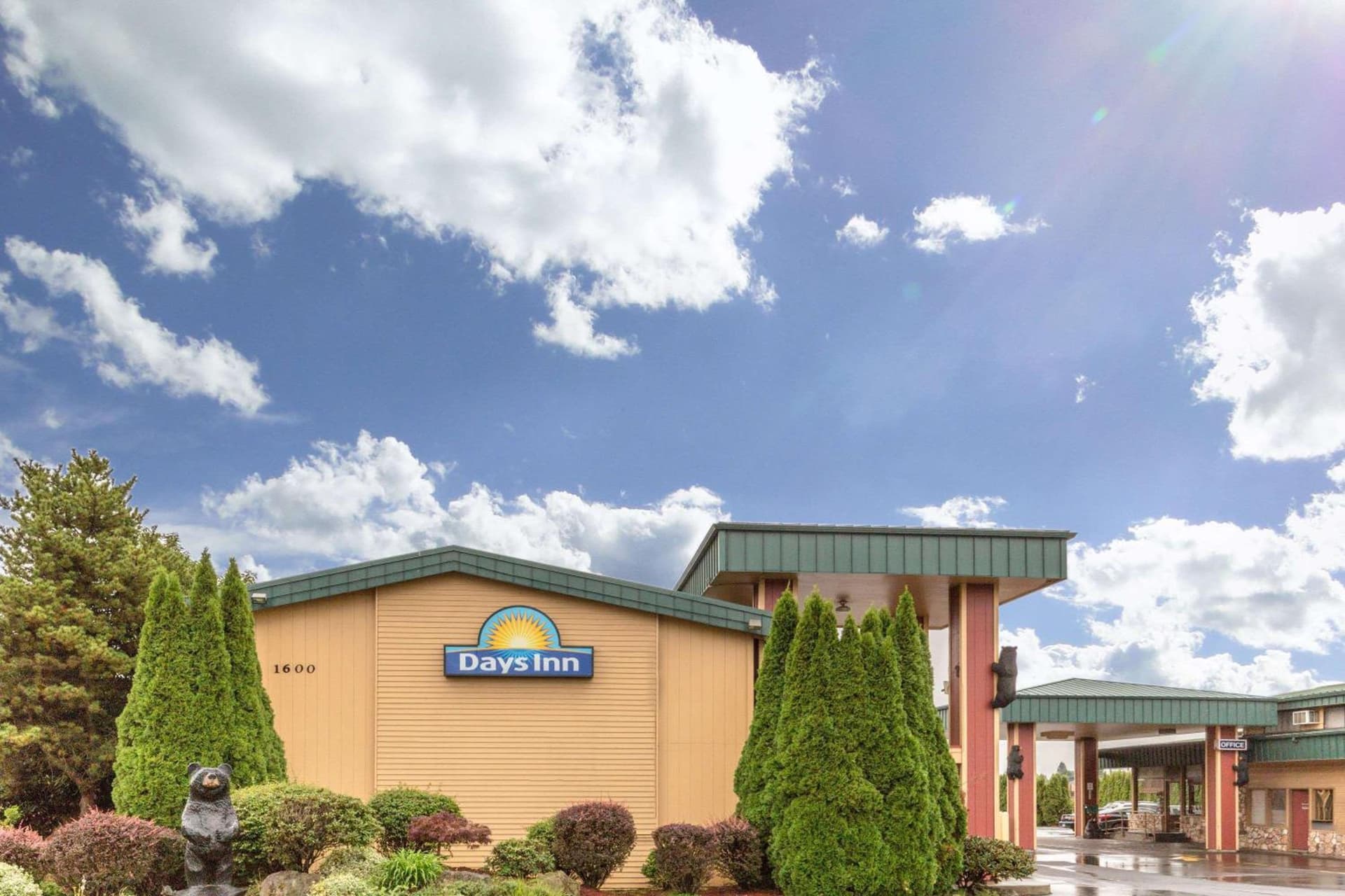 Days Inn by Wyndham Black Bear property views in Salem, OR — gallery photo 3