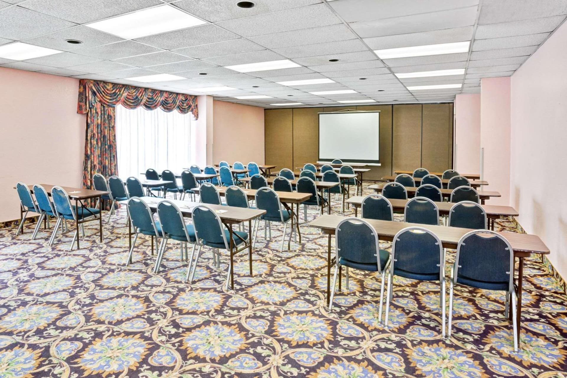 Days Inn & Suites by Wyndham Fullerton gallery photo in Fullerton, CA — image 15