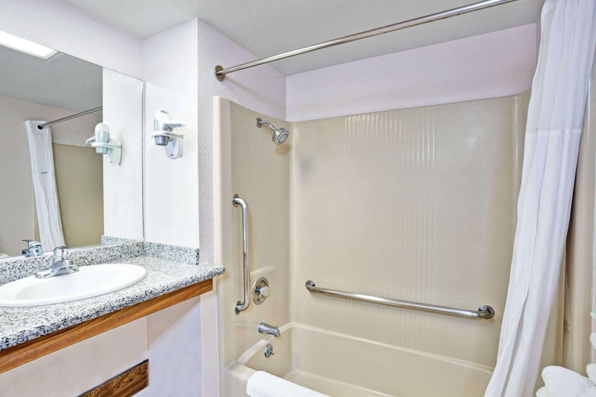 Days Inn & Suites by Wyndham Fullerton gallery photo in Fullerton, CA — image 23