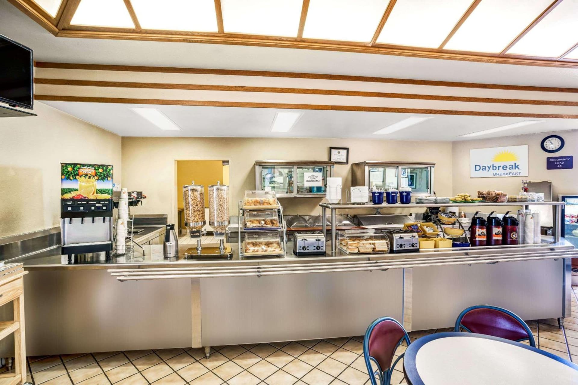 Days Inn & Suites by Wyndham Fullerton gallery photo in Fullerton, CA — image 11