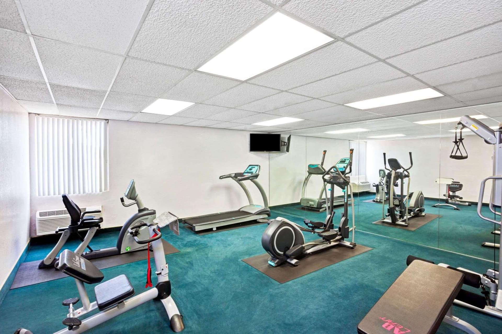 Days Inn & Suites by Wyndham Fullerton gallery photo in Fullerton, CA — image 24