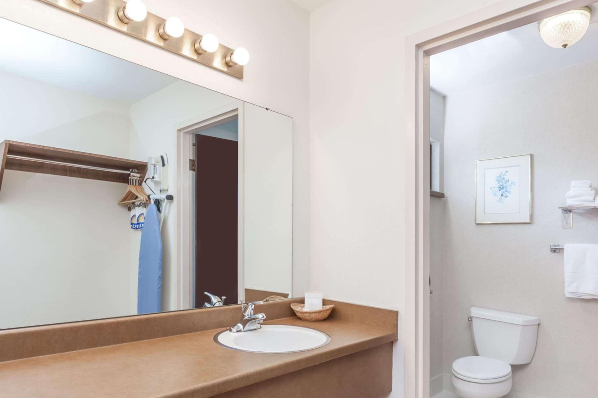 Days Inn & Suites by Wyndham Sunnyvale gallery photo in Sunnyvale, CA — image 10