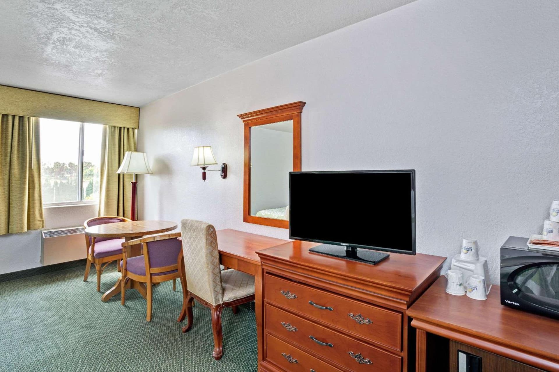 Days Inn & Suites by Wyndham Fullerton gallery photo in Fullerton, CA — image 7