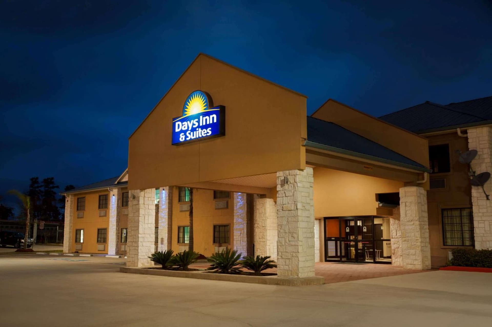Days Inn & Suites by Wyndham Conroe North interior in Conroe, TX — gallery photo 2