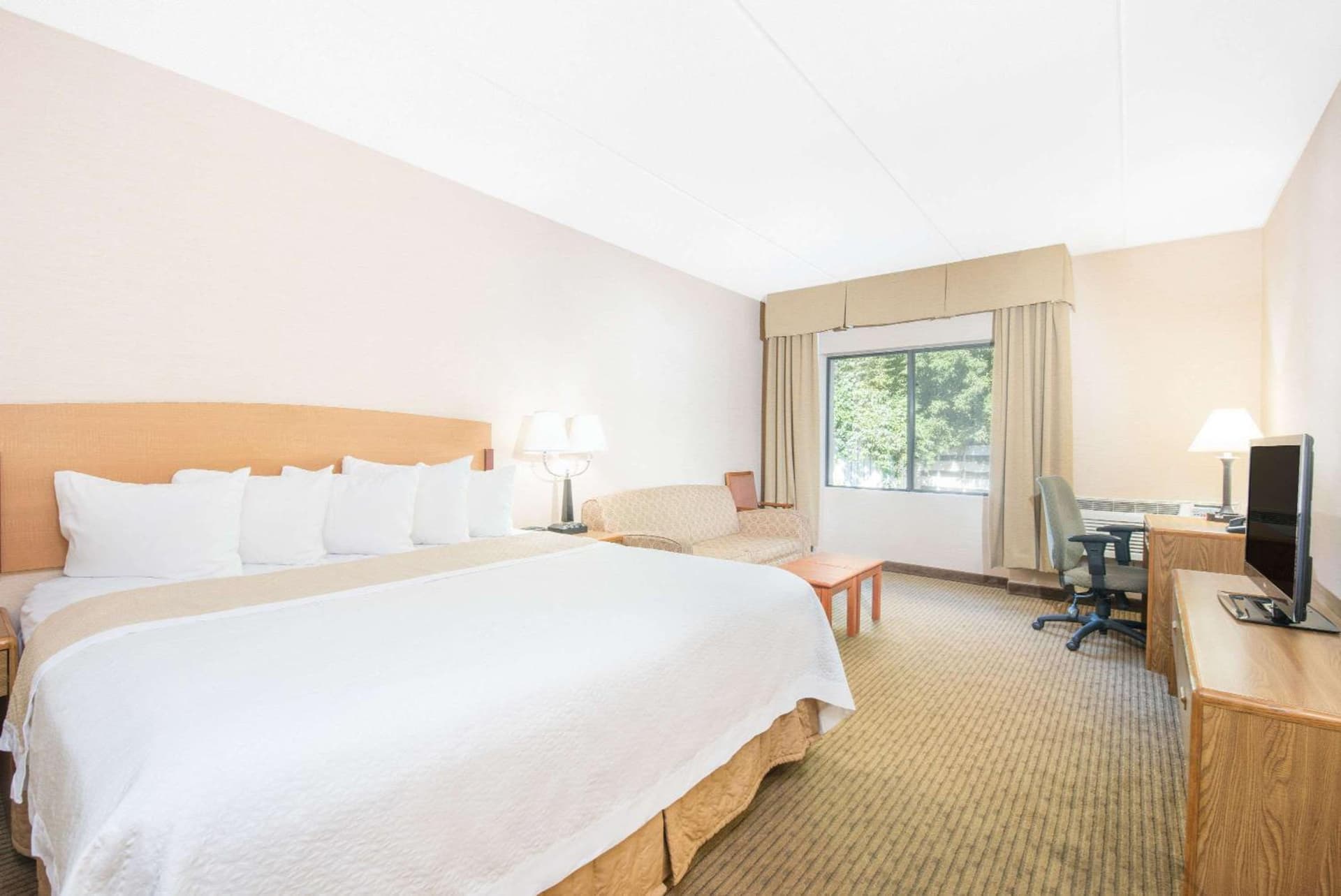 Days Inn by Wyndham Duluth Lakewalk gallery photo in Duluth, MN — image 25