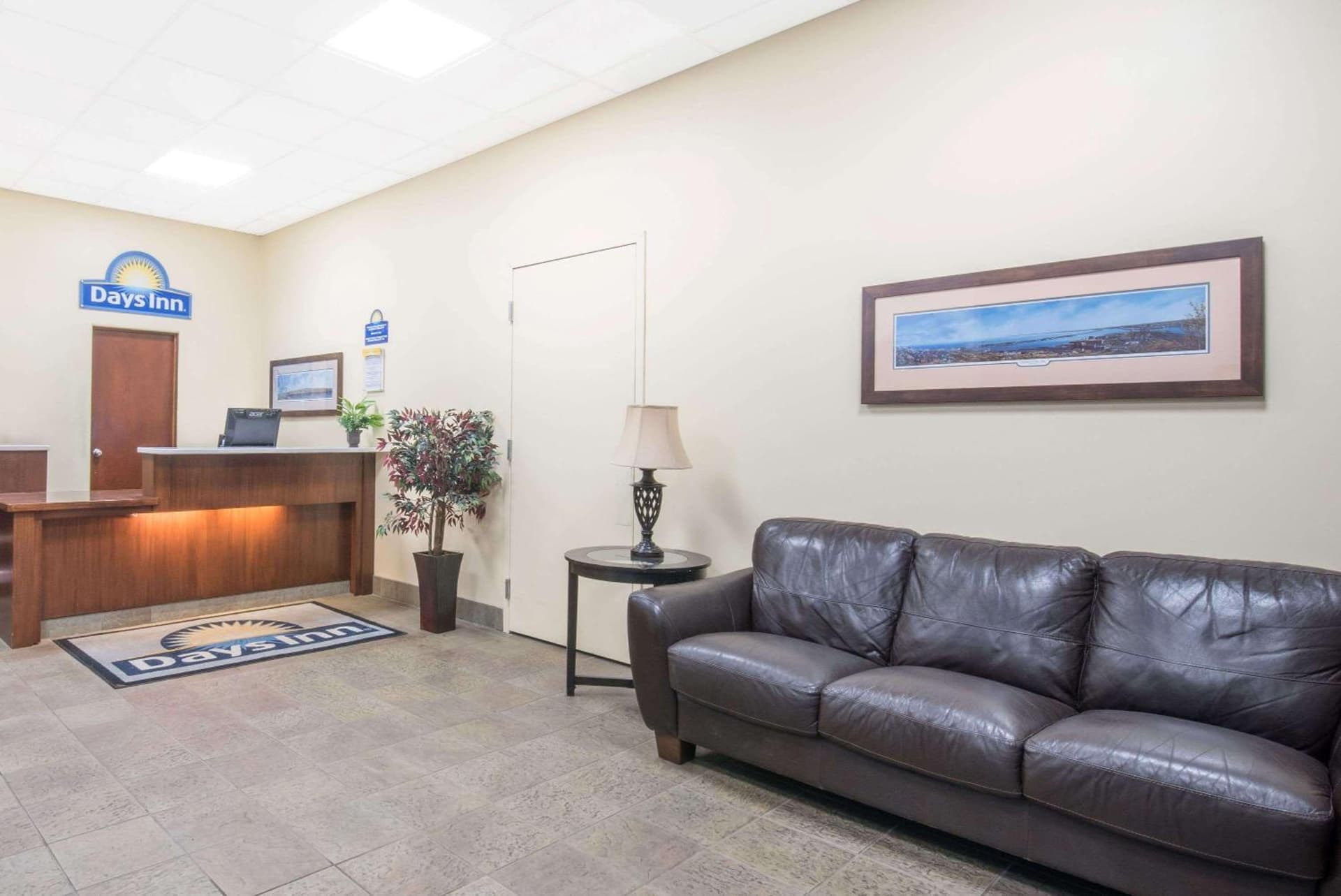 Days Inn by Wyndham Duluth Lakewalk interior in Duluth, MN — gallery photo 2