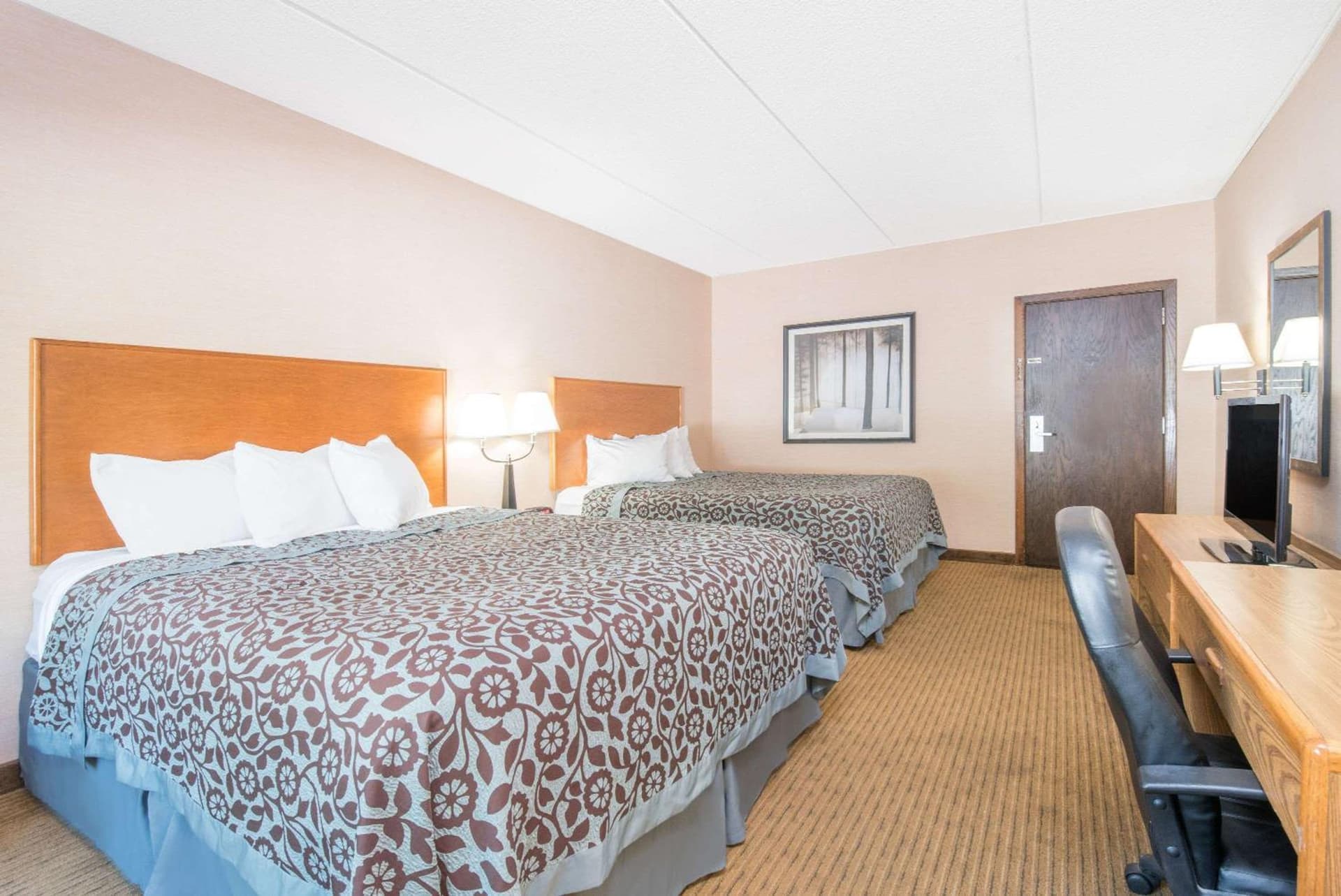 Days Inn by Wyndham Duluth Lakewalk gallery photo in Duluth, MN — image 4