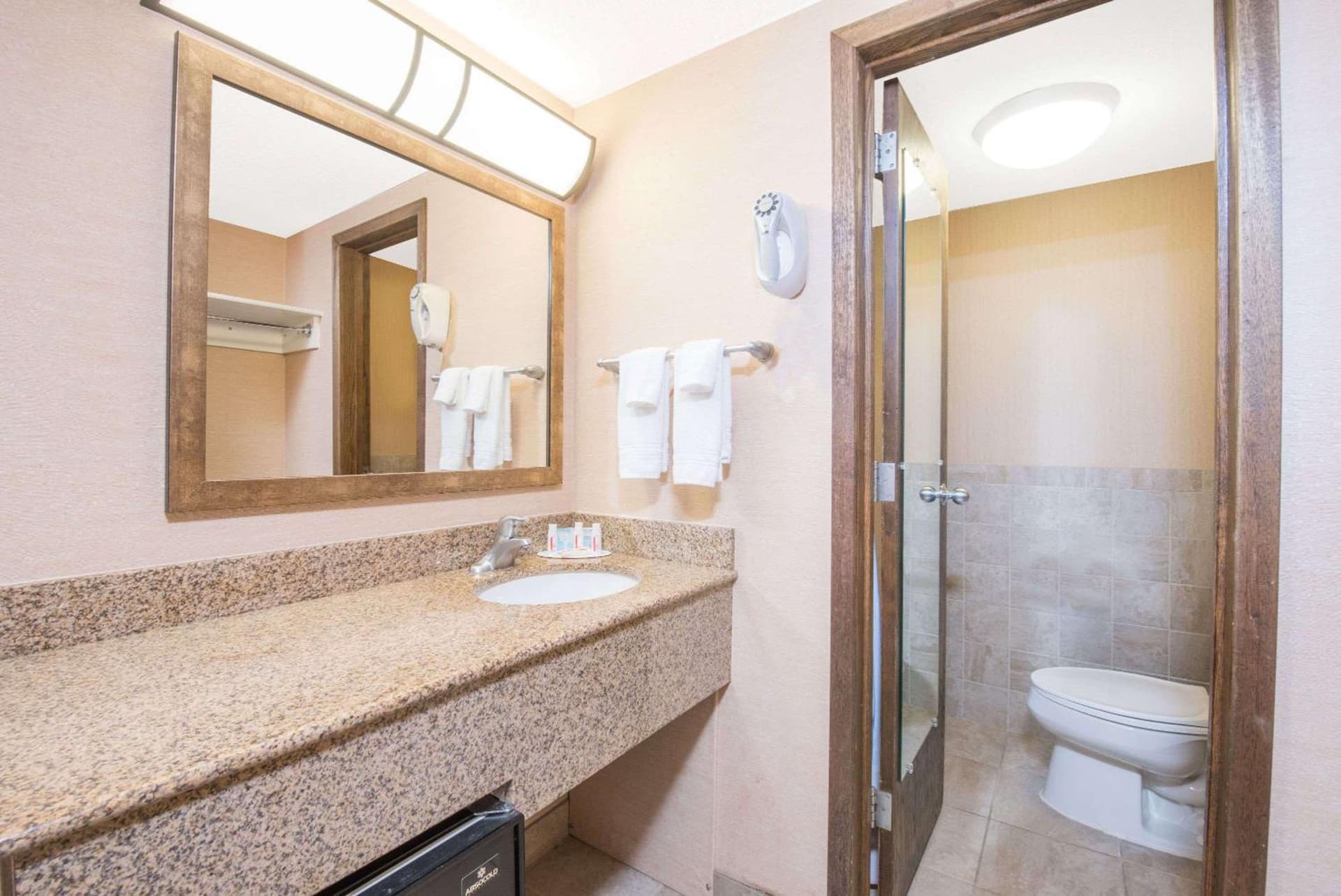 Days Inn by Wyndham Duluth Lakewalk gallery photo in Duluth, MN — image 37