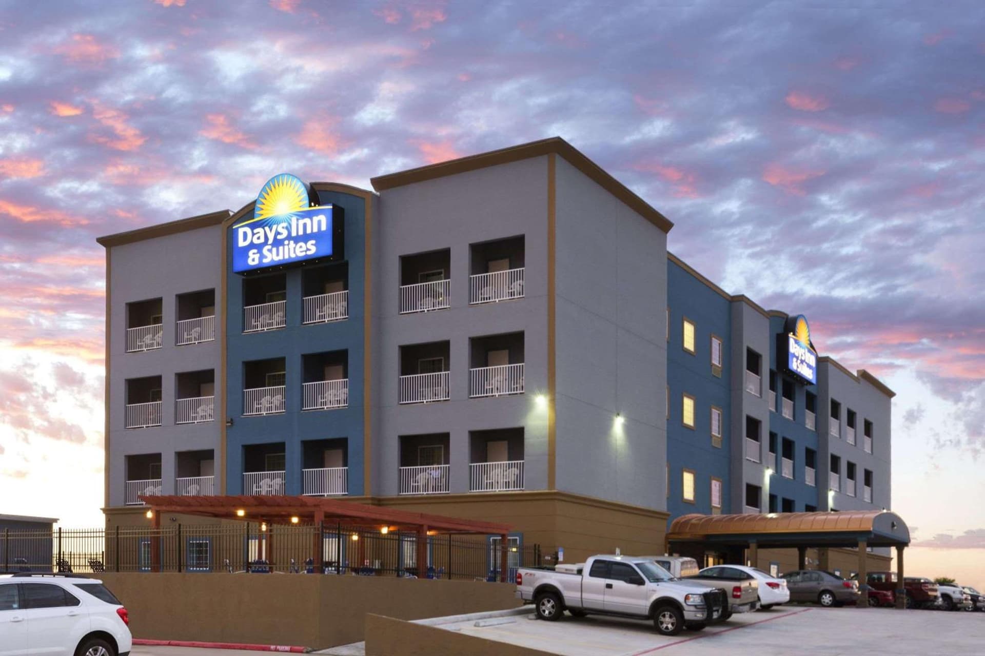 Days Inn & Suites by Wyndham Galveston West/Seawall — hotel in Galveston, Texas