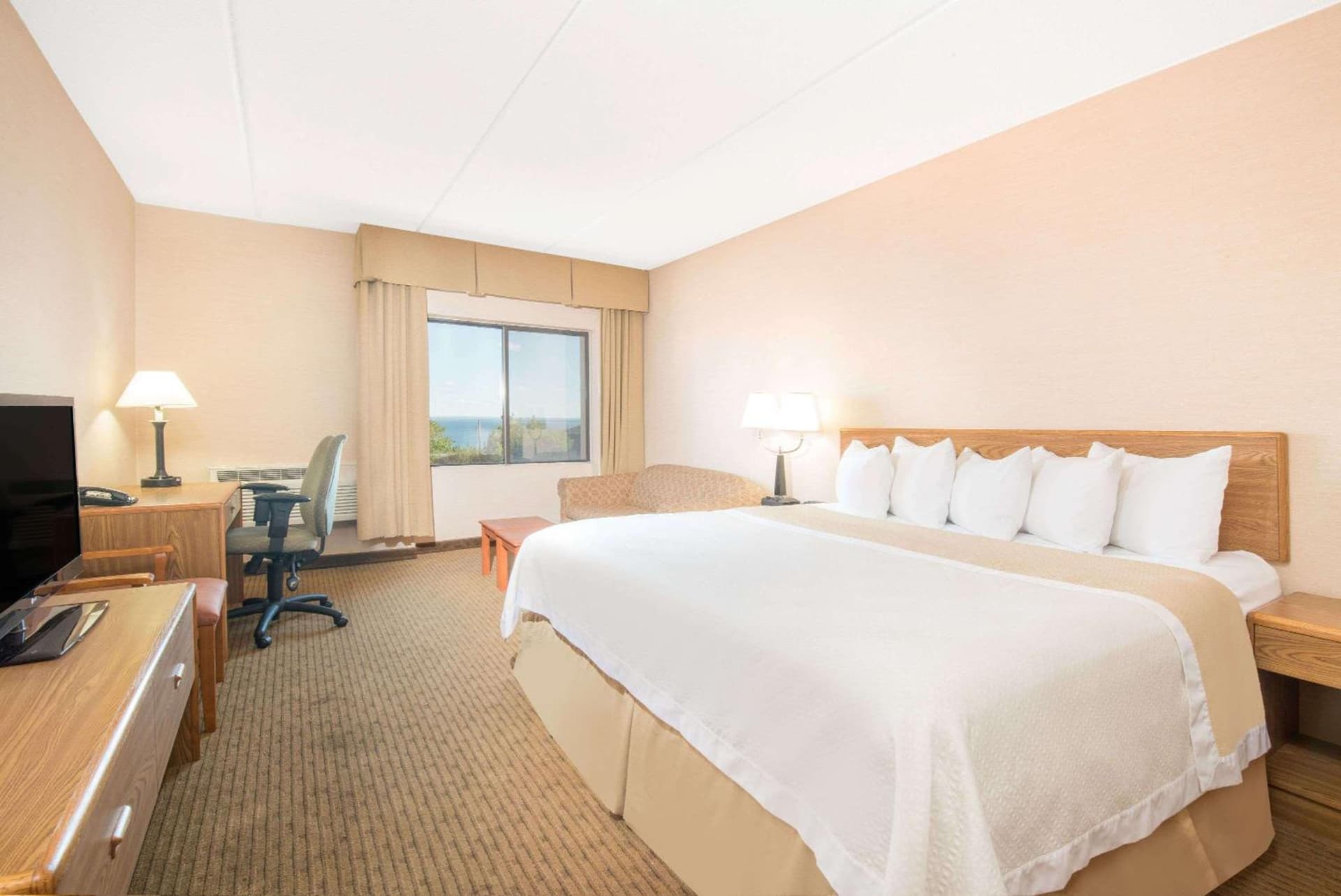 Days Inn by Wyndham Duluth Lakewalk gallery photo in Duluth, MN — image 26