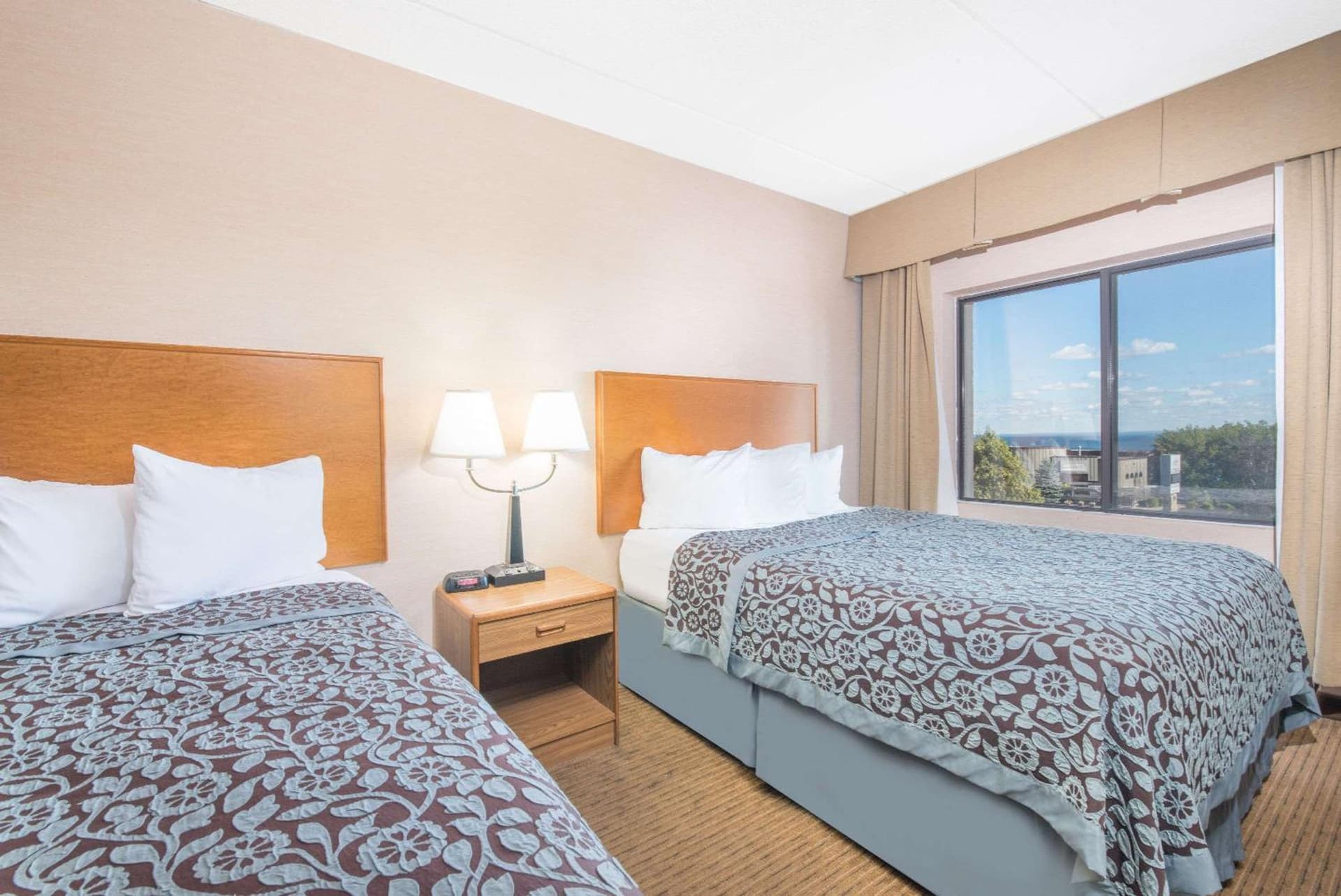 Days Inn by Wyndham Duluth Lakewalk gallery photo in Duluth, MN — image 9