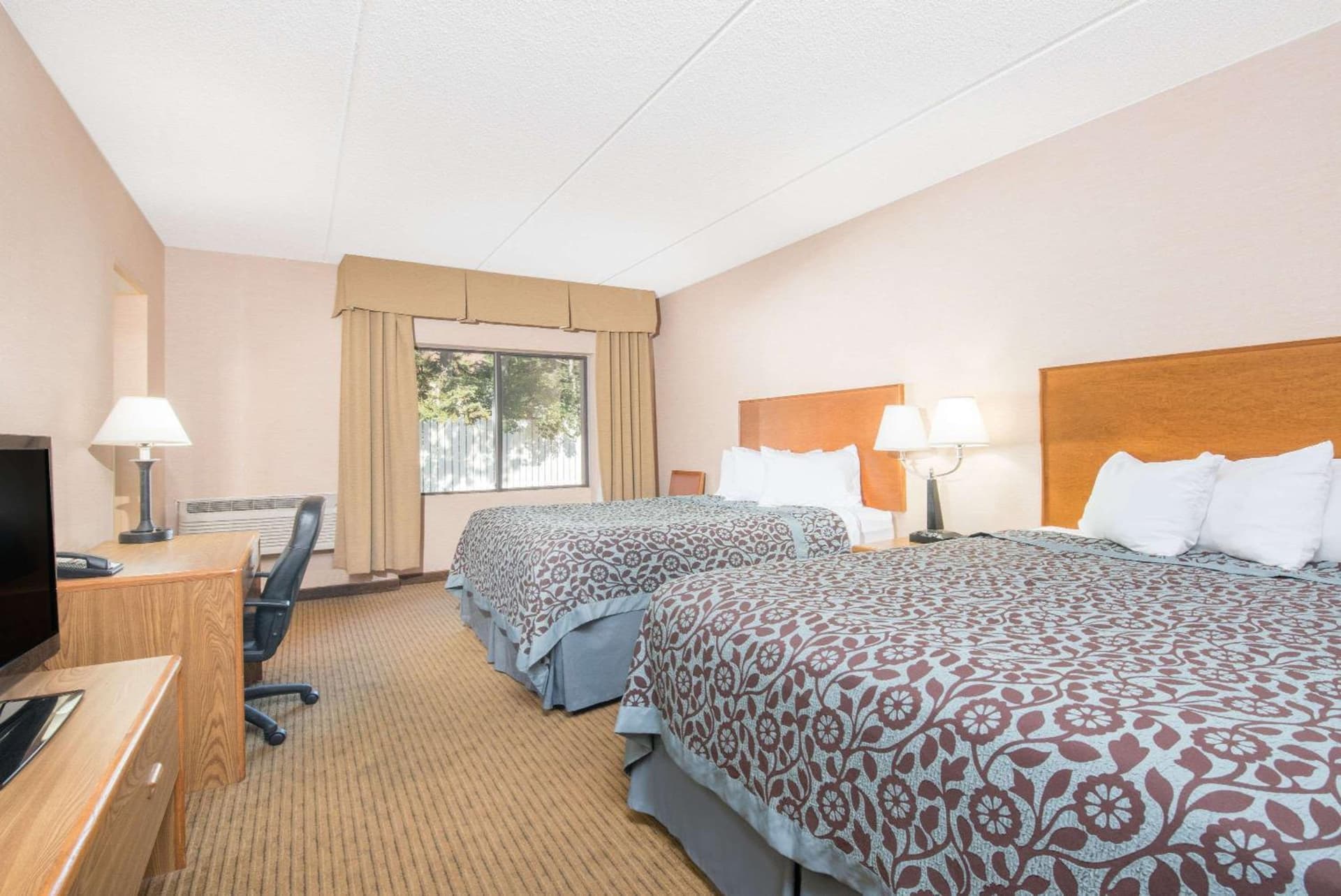 Days Inn by Wyndham Duluth Lakewalk gallery photo in Duluth, MN — image 6