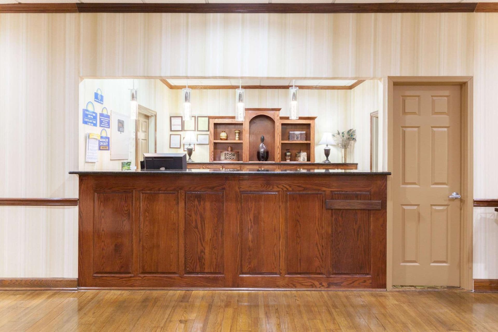 Days Inn & Suites by Wyndham Tucker/Northlake interior in Tucker, GA — gallery photo 2
