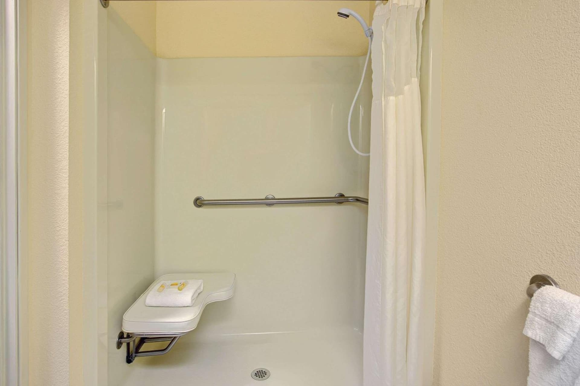 Days Inn & Suites by Wyndham Hickory gallery photo in Hickory, NC — image 12