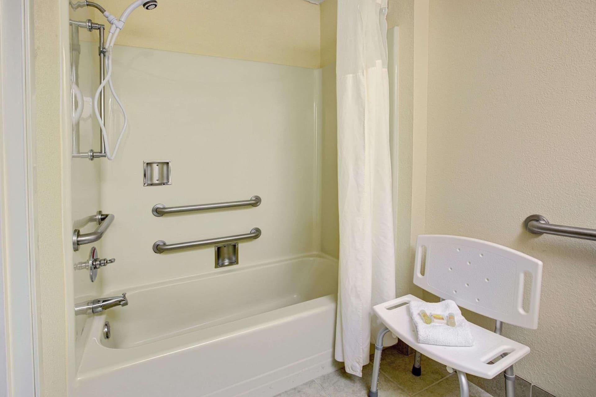 Days Inn & Suites by Wyndham Hickory gallery photo in Hickory, NC — image 8
