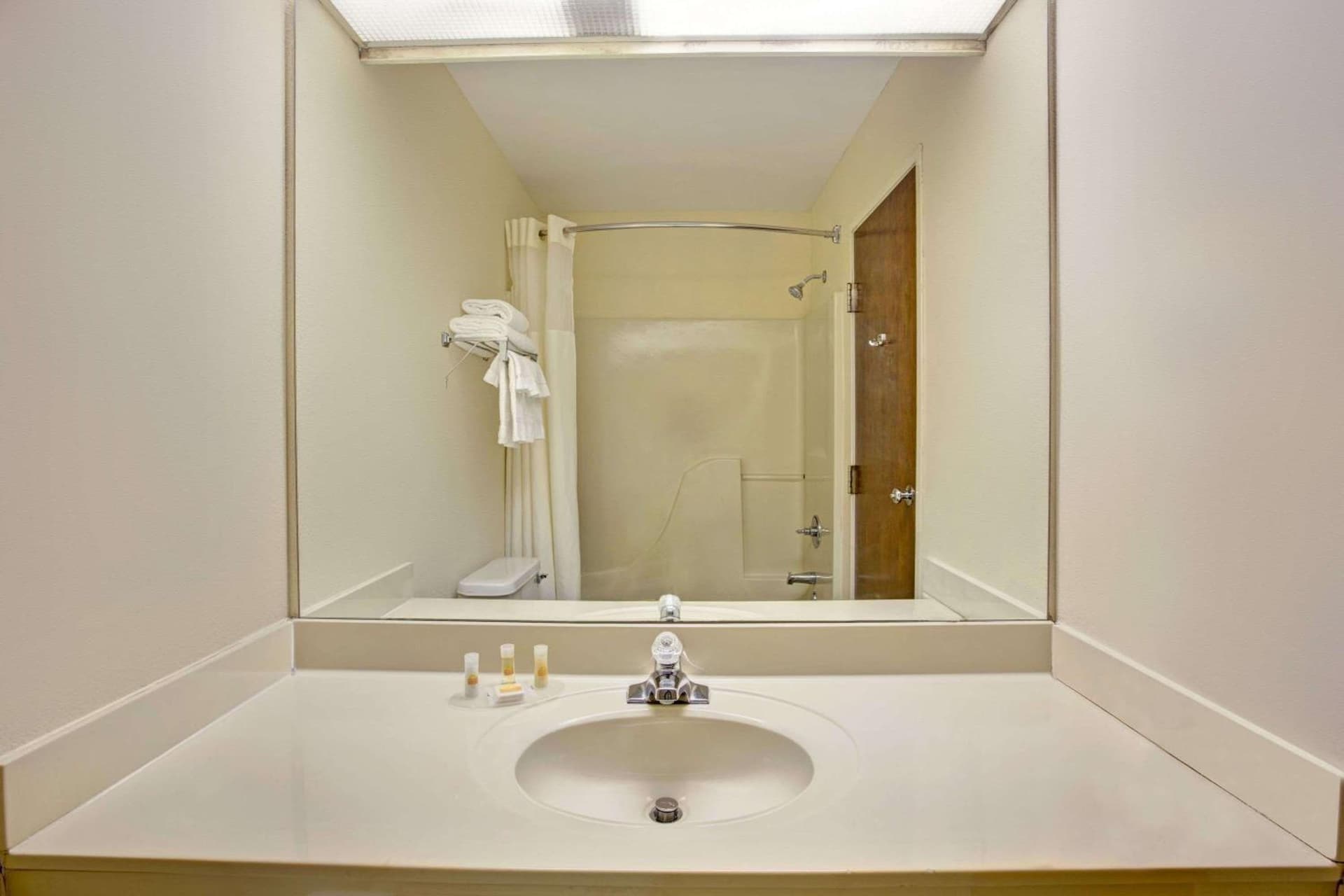 Days Inn & Suites by Wyndham Hickory gallery photo in Hickory, NC — image 7