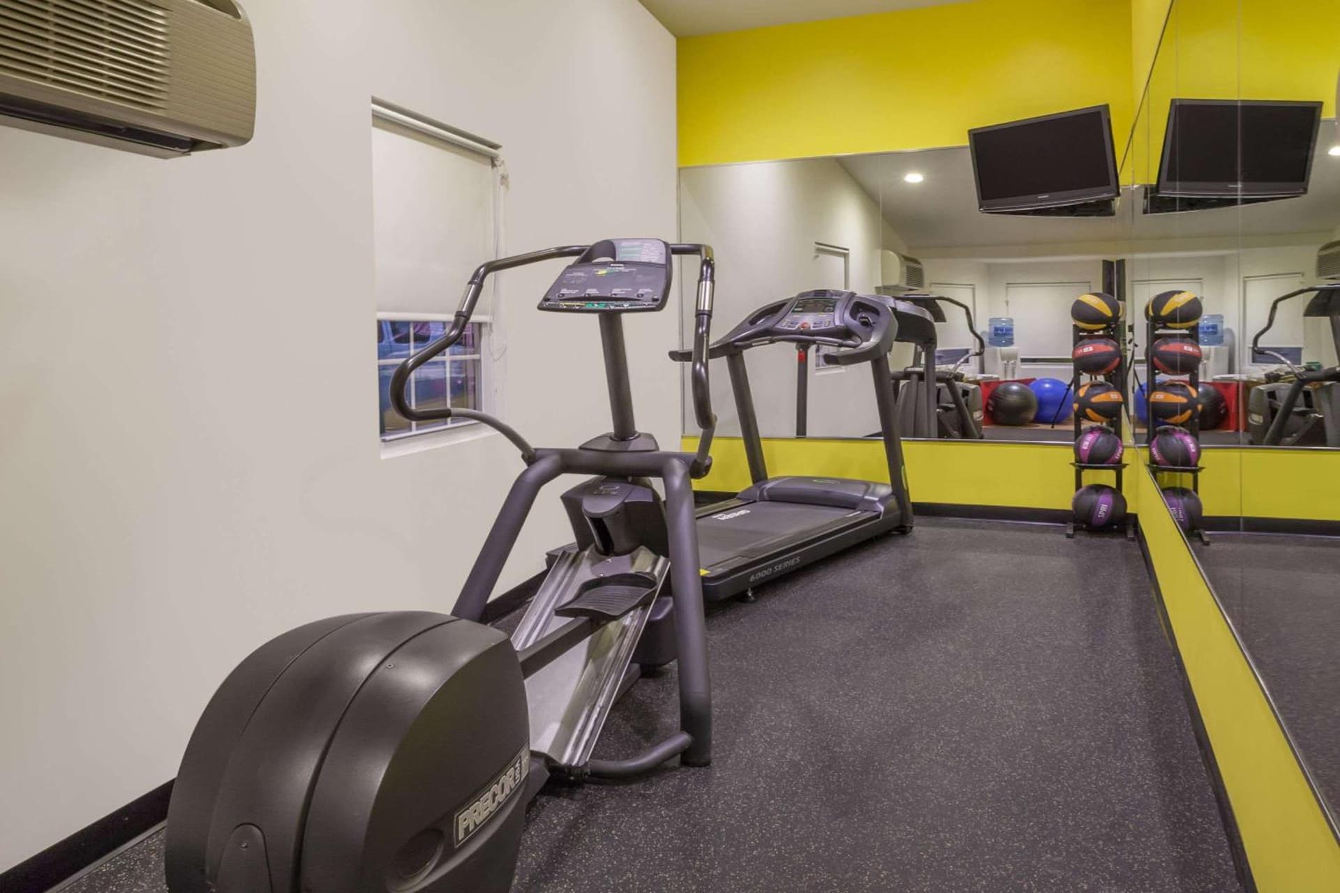 Days Inn by Wyndham Woodbury Long Island property views in Woodbury — gallery photo 3