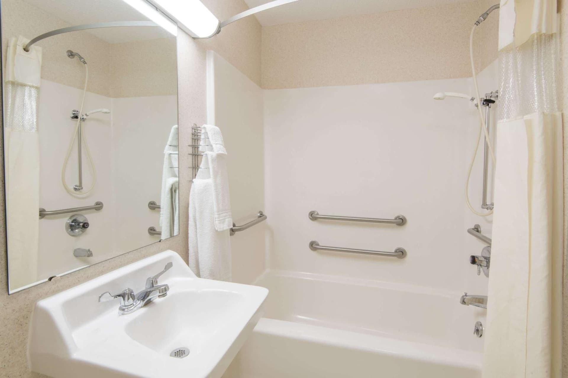 Days Inn by Wyndham Wooster gallery photo in Wooster, OH — image 25