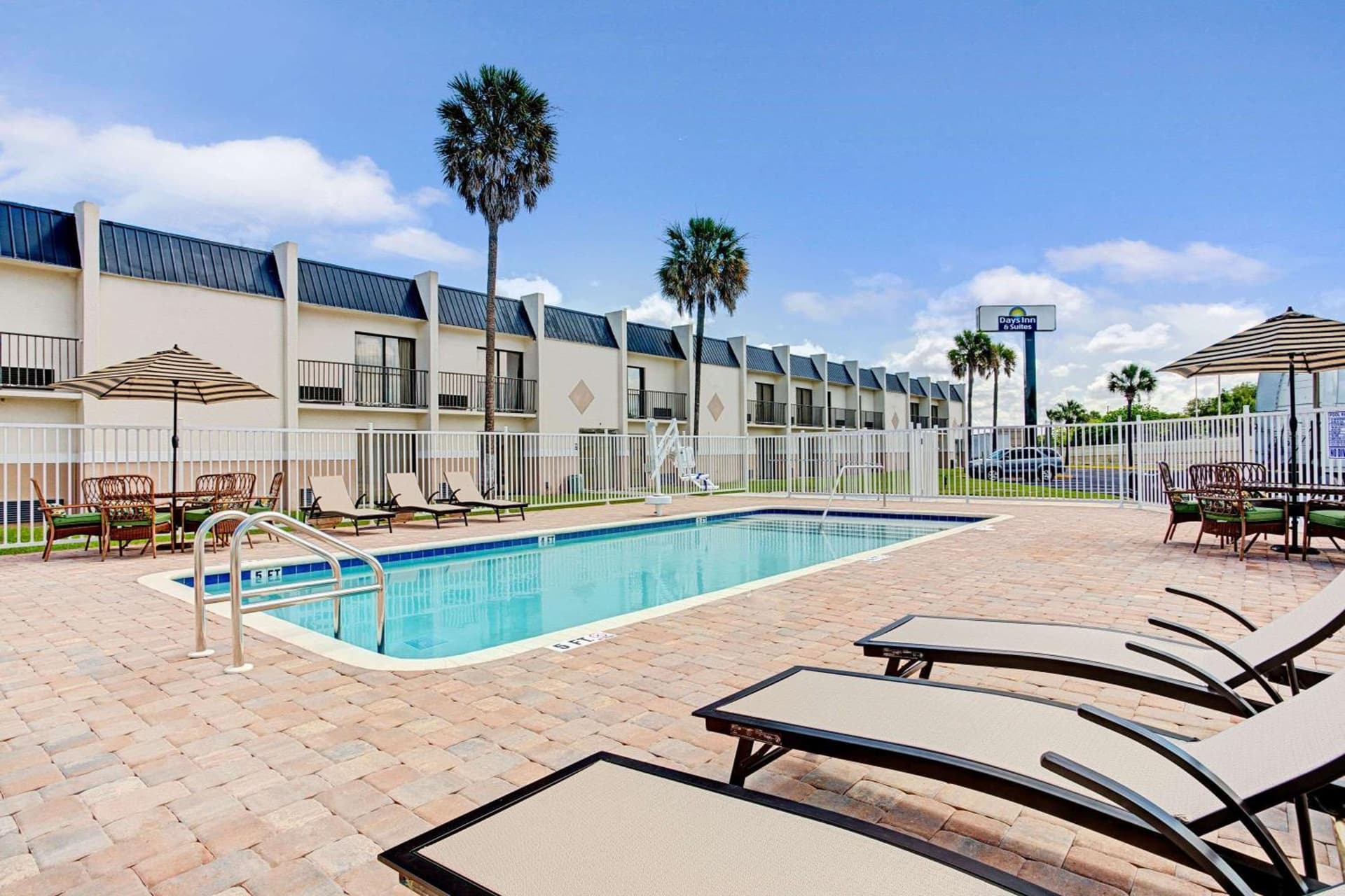 Days Inn & Suites by Wyndham Tampa Fairground-Casino-Ybor interior in Tampa, FL — gallery photo 2