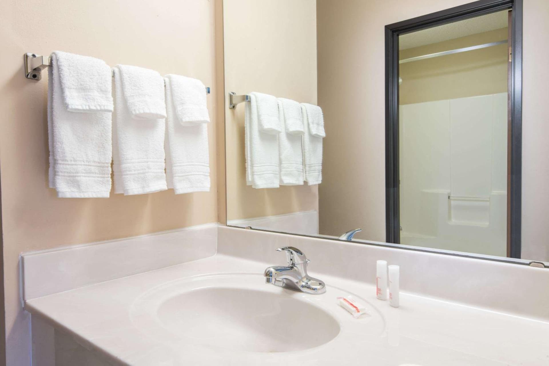 Days Inn by Wyndham Wooster gallery photo in Wooster, OH — image 4