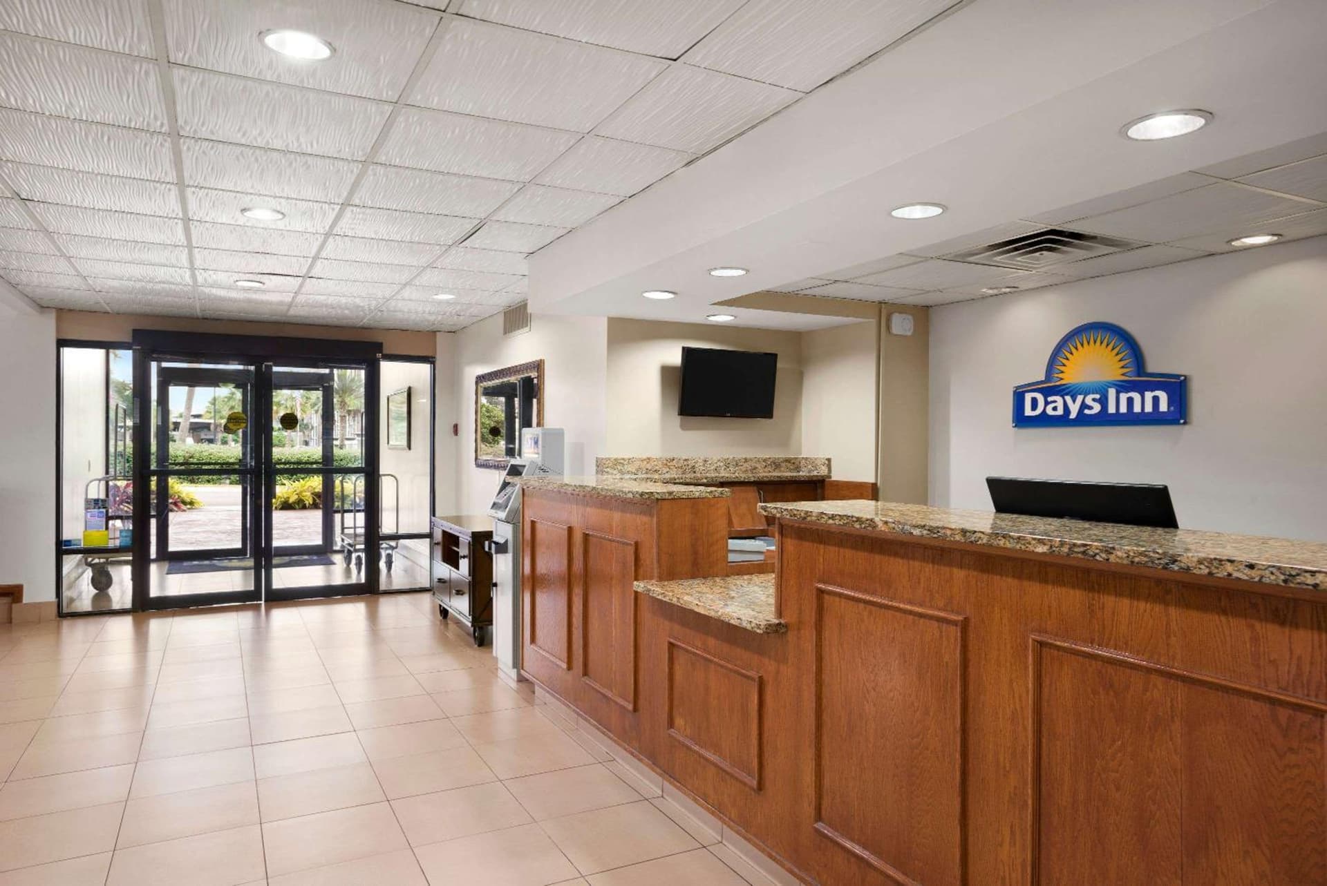 Days Inn by Wyndham Jacksonville Airport property views in Jacksonville, FL — gallery photo 3