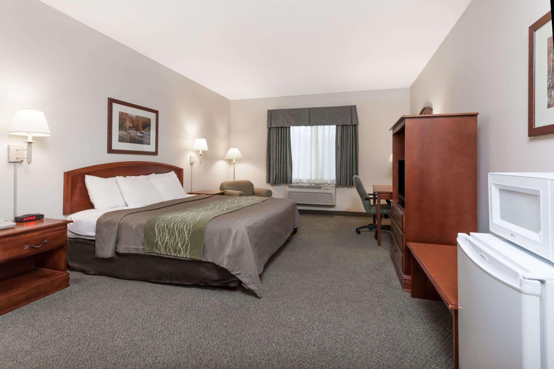 Days Inn by Wyndham Pentwater interior in Pentwater, MI — gallery photo 2
