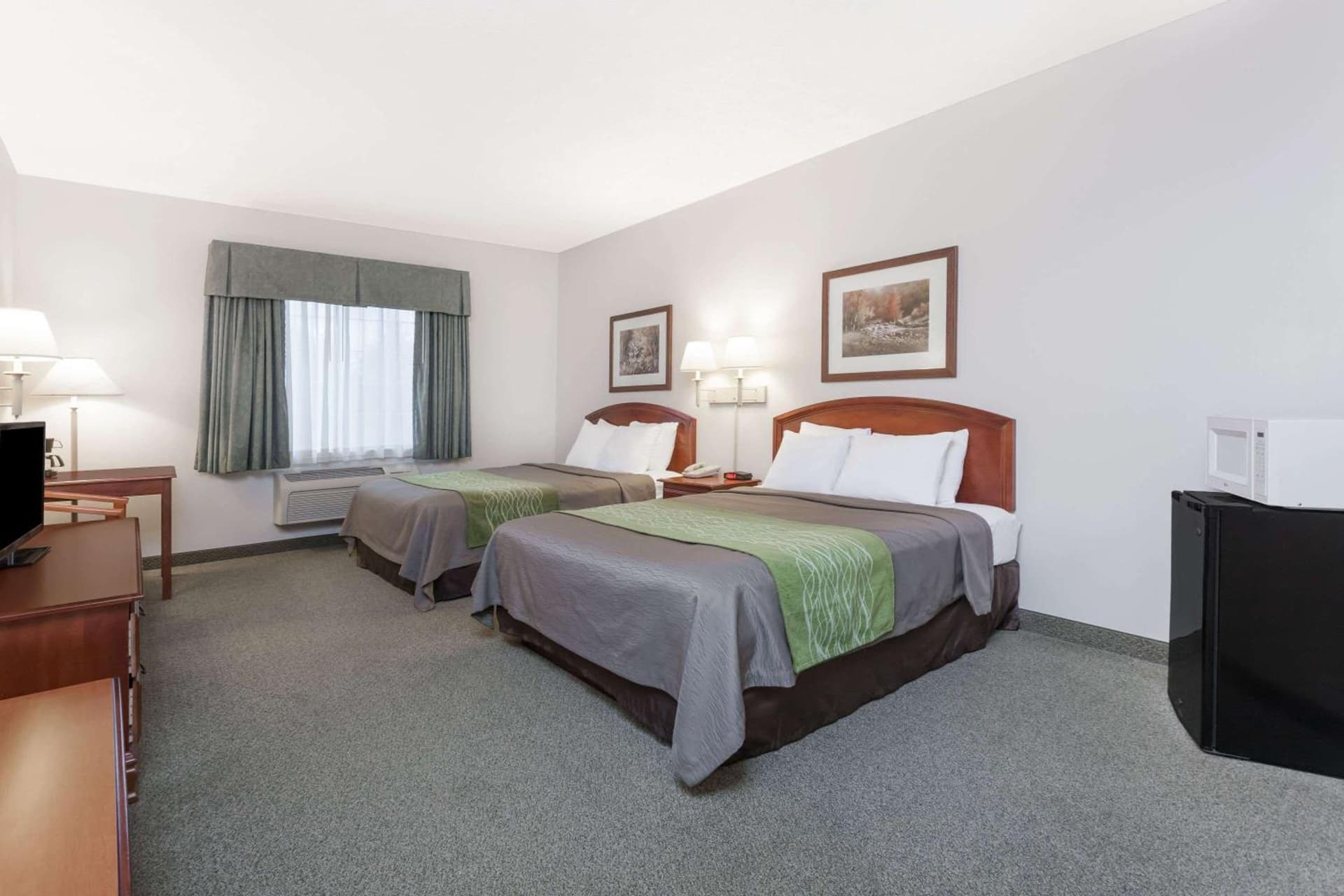 Days Inn by Wyndham Pentwater gallery photo in Pentwater, MI — image 23