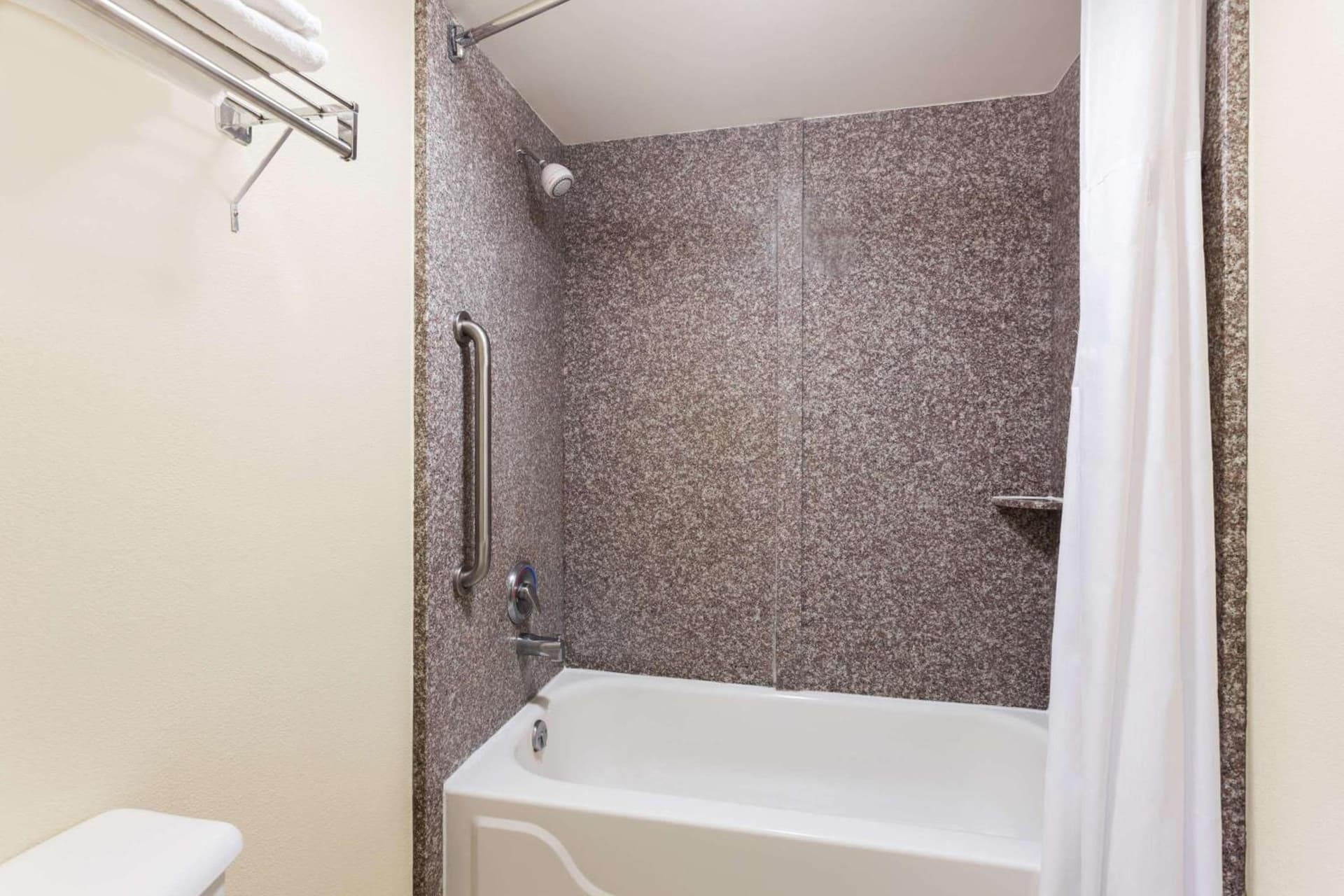 Days Inn & Suites by Wyndham Warner Robins Near Robins AFB gallery photo in Warner Robins, GA — image 25