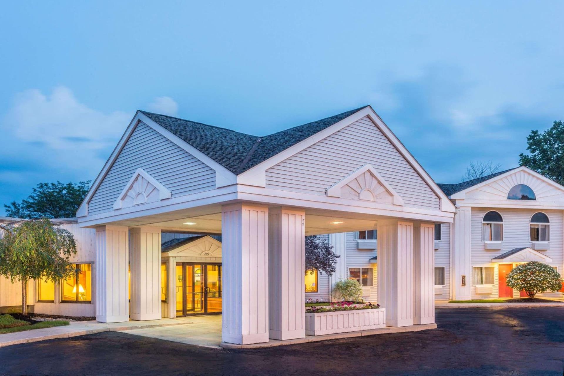 Studio 6 Suites - Tiffin, OH featured exterior or lobby in Tiffin, OH — similar hotel