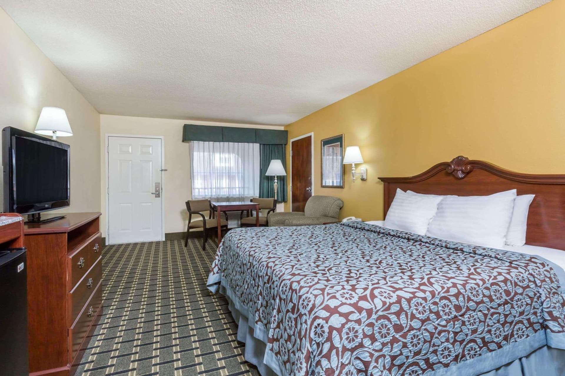 Days Inn & Suites by Wyndham Warner Robins Near Robins AFB gallery photo in Warner Robins, GA — image 26