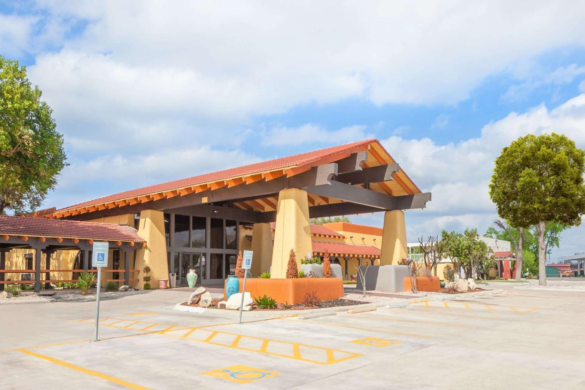 Days Inn by Wyndham Uvalde interior in Uvalde, TX — gallery photo 2