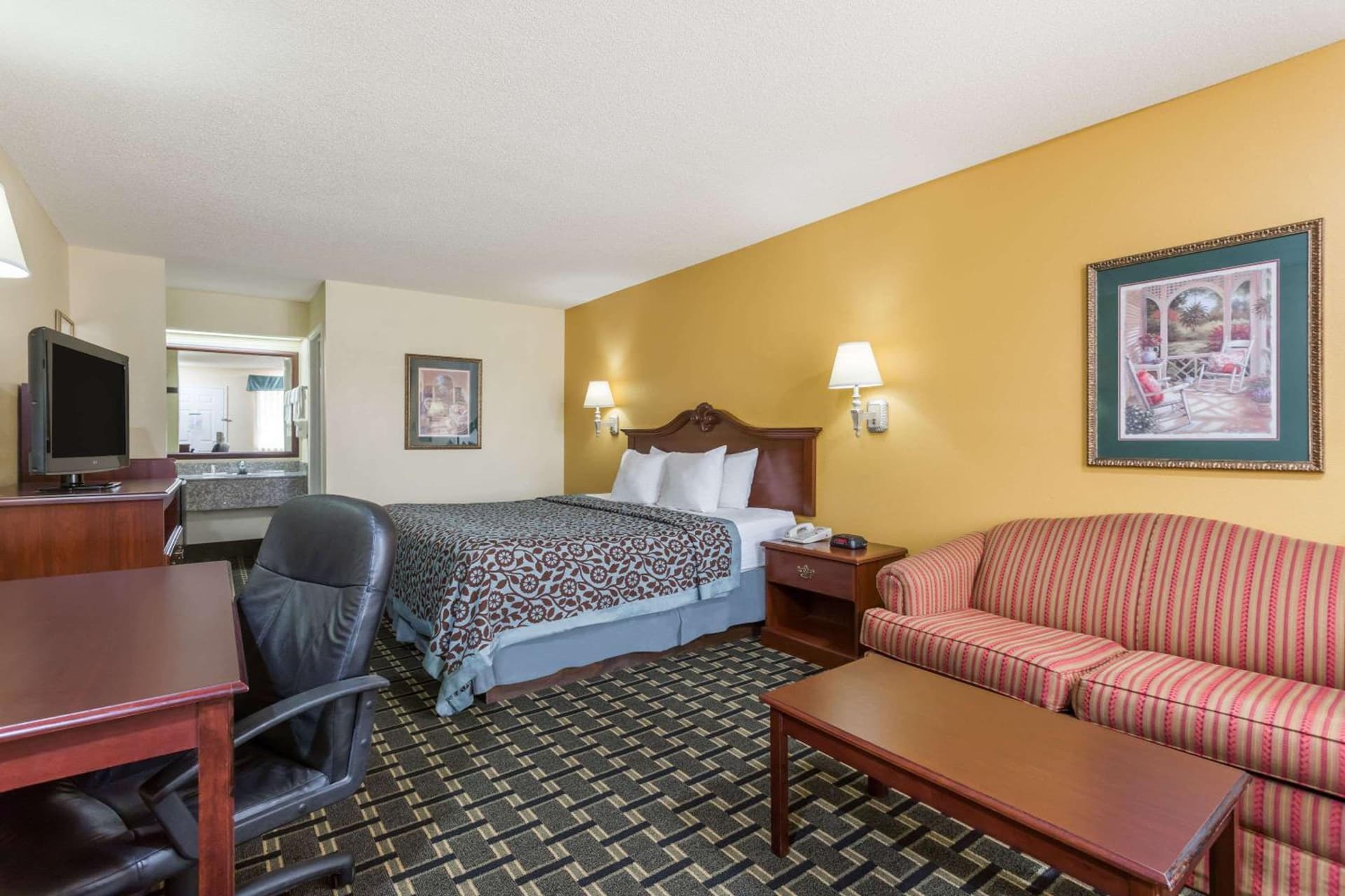 Days Inn & Suites by Wyndham Warner Robins Near Robins AFB gallery photo in Warner Robins, GA — image 19