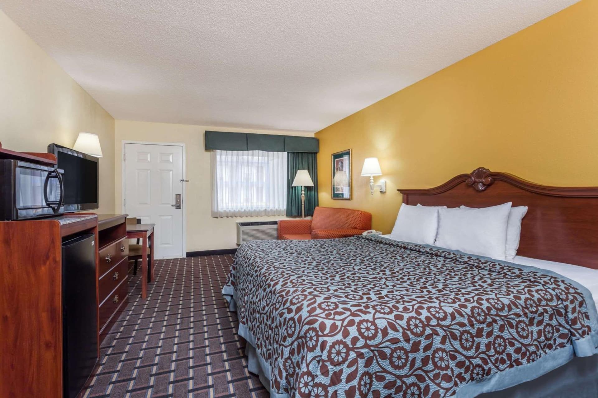 Days Inn & Suites by Wyndham Warner Robins Near Robins AFB gallery photo in Warner Robins, GA — image 7