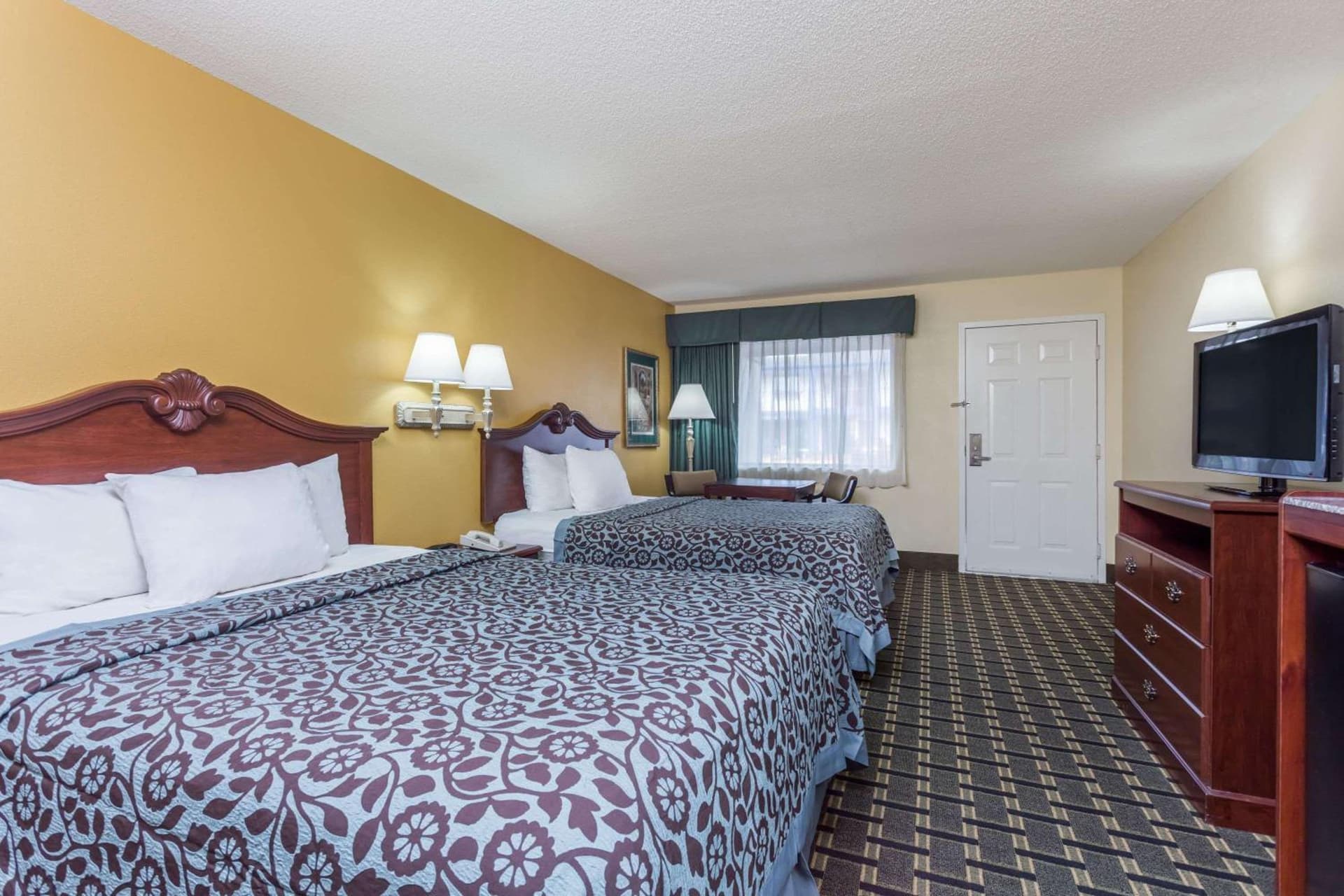 Days Inn & Suites by Wyndham Warner Robins Near Robins AFB gallery photo in Warner Robins, GA — image 24